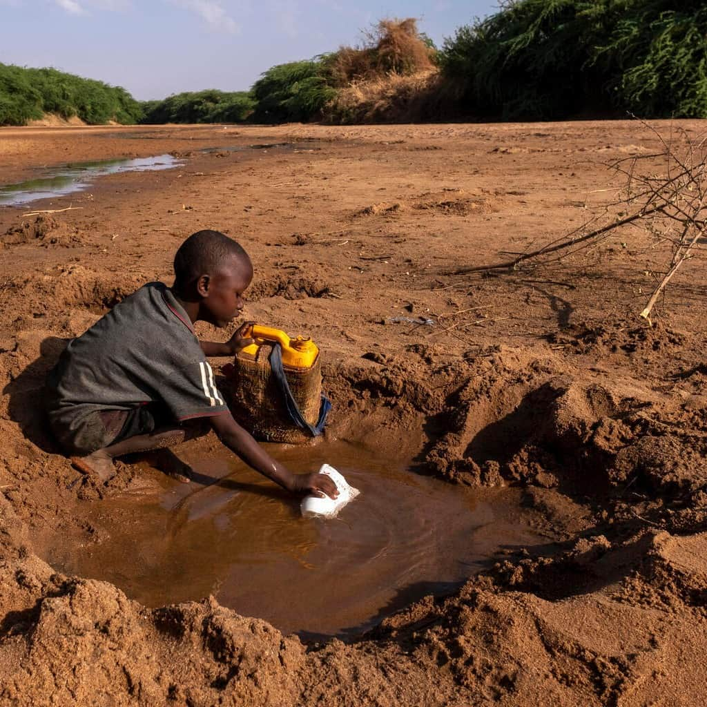 unicefのインスタグラム：「Climate change is not just transforming the planet, it’s changing children’s lives and impacting their development.  Our new report reveals that 739 million children are exposed to high or extremely high water scarcity, damaging their health and well-being.  World leaders must ACT NOW to prevent further water-related hazards and their consequences for children.  © UNICEF/UN0607653/Rich」