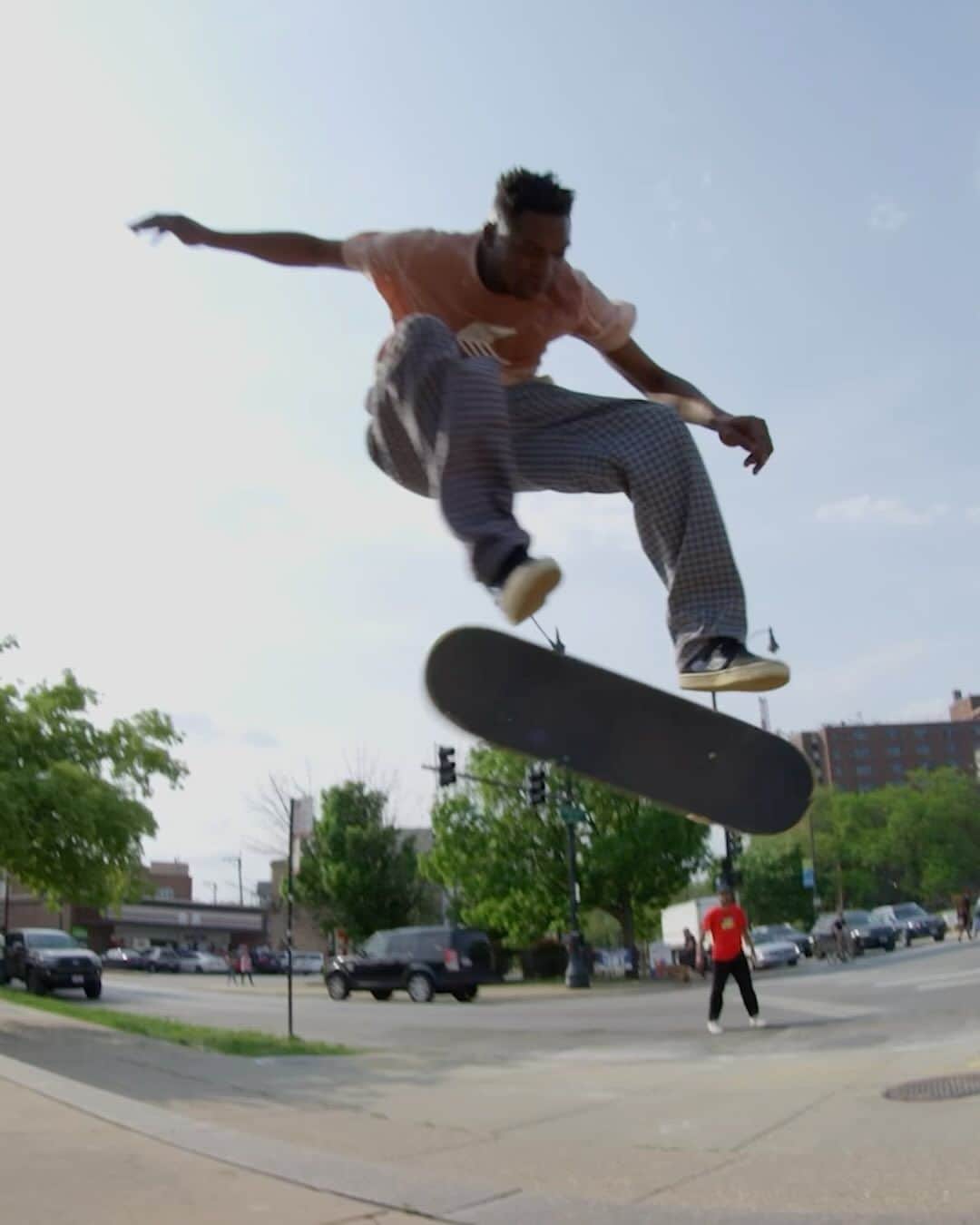 The Berricsのインスタグラム：「If you haven’t already, be sure to go and watch “Bloom: Chicago | Cariuma skates the 3rd largest city in America 🇺🇸.   Hit the link in bio to watch the latest episode from the Bloom series now playing on TheBerrics.com #skateboardingisfun #berrics   🎥 @alexjhorton @tommypaz @filmashred」