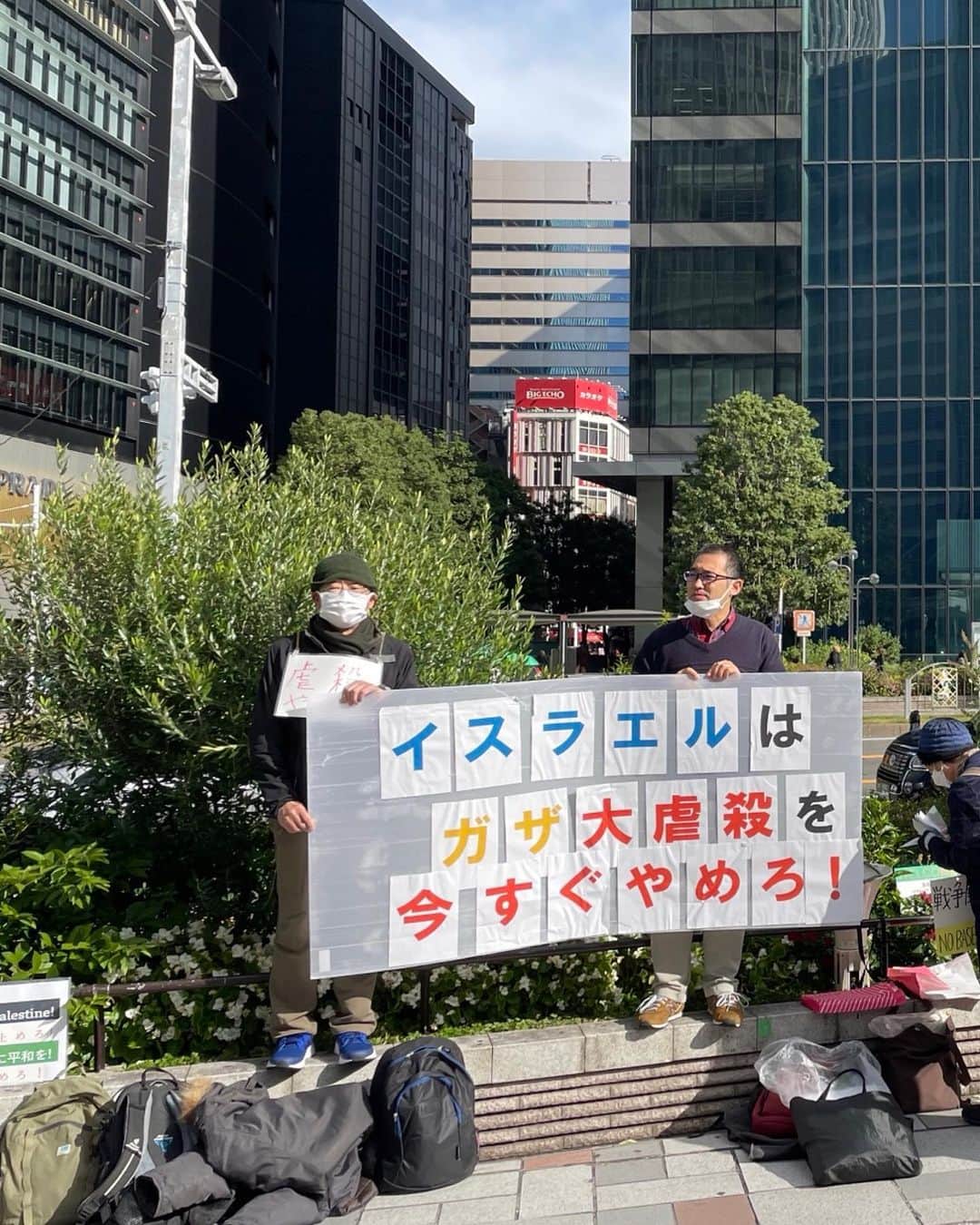 eriさんのインスタグラム写真 - (eriInstagram)「名古屋へ 名古屋駅前に出たら雑踏の中 目の端に パレスチナ🇵🇸国旗が お！！ と思って歩いていくと 小さい、けど、熱量のある スタンディングをやっていました スピーチもとてもよくて じっと聞いていると よかったら、一緒にどうですか？ と声をかけてくださって 少し時間に余裕があったので お言葉に甘えてプラカードもお借りしてスタンディング  日中のスタンディングって 久しぶりで 行き交う人の表情がよく見える  若い人の方が反応がある気がした 立ち止まる人は私が見る限り 自転車に乗った外国の方が 親指を立てて『あなたたちの行動は素晴らしい！』と声をかけてくれただけだったけど 気になってちらちらと見ていたり、耳はこちらに向いてるなという人 もいるなと感じました 私がじいっと見つめてると 慌てて目を逸らされる あ！ごめんなさい💦と思う こういうとき じっと見つめるのがいいのか どうしてたらいいのか まだ自分の正解がみつからない  都会の喧騒の中で 声は届いてないようにも見える だけど こういうのは全部 種まきだから 今は発芽しなくても きっと前を通った幾人かの人の人生で芽吹くこともあるのだろう  この日 お互い名乗りもせず、ただ 気持ちと情熱を共有した相手と つかぬま人生の一瞬を共有することができるのが とても、いいなと思った  わたし そろそろお先に失礼します とプラカードを返しに行ったら 『これからも、がんばりましょうね』と声をかけてくれた  よーし がんばるぞ！」11月16日 10時06分 - e_r_i_e_r_i