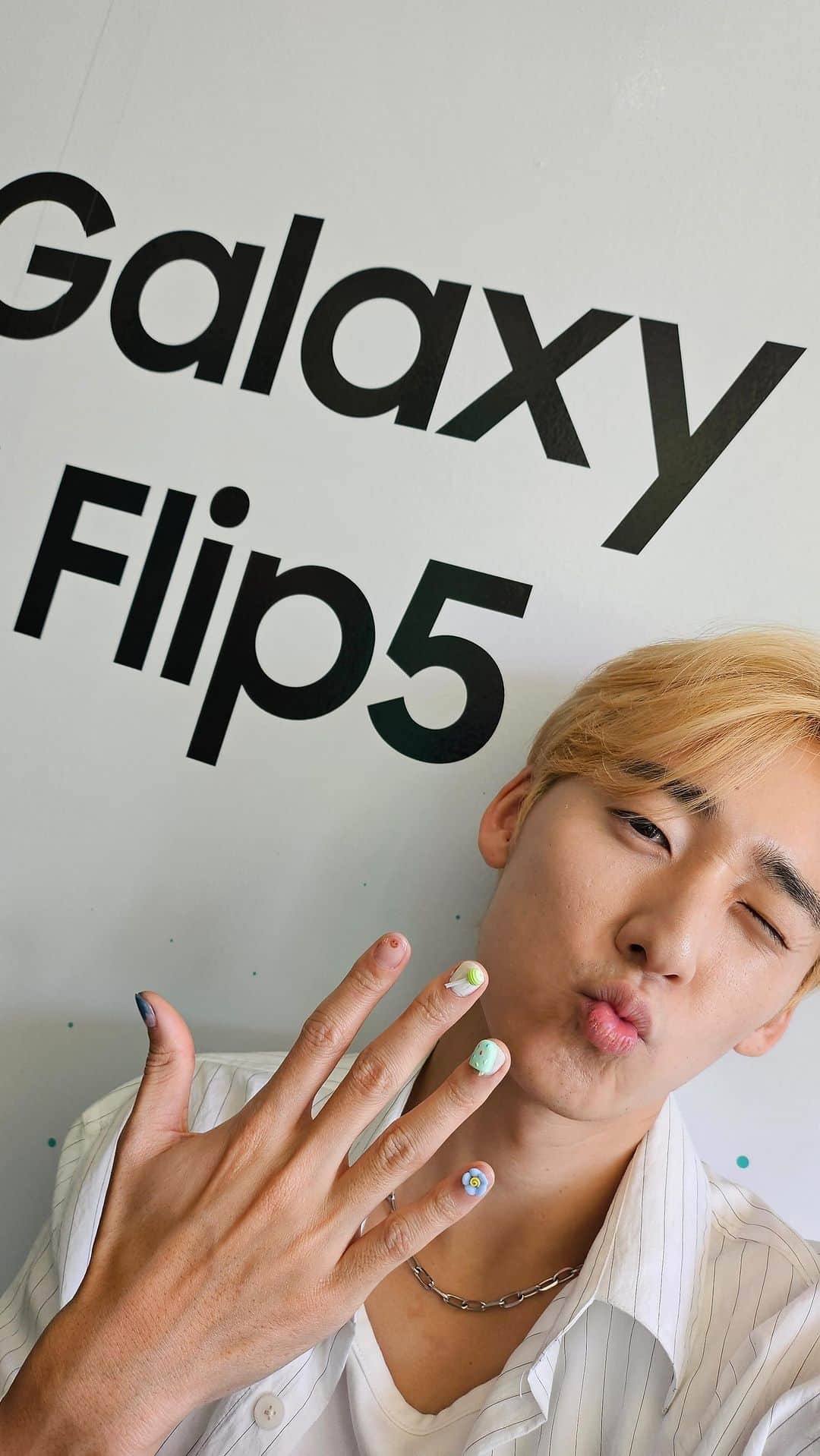 ケビン のインスタグラム：「#SamsungPartner I made a visit to @samsungmobileusa #JointheFlipside Pop Up Activation in LA this past weekend! Make sure to check it out if you’re in the LA area! They’ll be doing fun activities throughout the weekends in November so don’t miss out WHILE IT LASTS @ 8471 Melrose Ave Los Angeles, CA! #FlipTakeover #KevinWoo #Kpop」