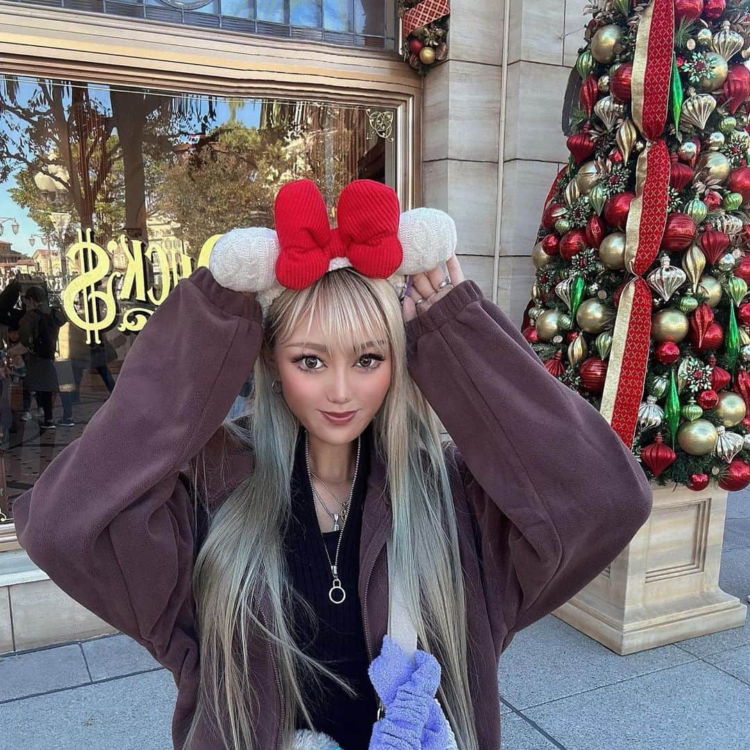SUSHIBABYのインスタグラム：「🎅🏼🎄🎁🤍  クリスマスの耳げと🫶🏼💕 ニットのミニーちゃん裏まで可愛くて最高  ほんとは風船も欲しかった😮‍💨 飛行機でもって帰られへんから我慢したヨ。  アトラクションはソアリンとタワテラは外せなない🫡 ほんとはニモのシーライダーもすき🪼🩵🫧」