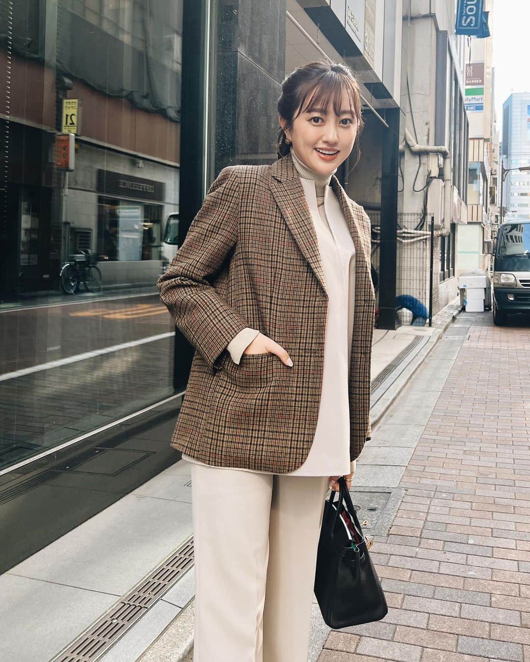 菊地亜美さんのインスタグラム写真 - (菊地亜美Instagram)「. セットアップにジャケットで、ちょっとかっちりだった日🤎  ジャケット以外は去年購入したミラオーウェンの3点セット。 去年タイミングなくて一度も着れなかったんだけど、着やすくて今年は一年越しに活躍しそう。 ジャケットは韓国のセレクトショップで買ったもの♡  最近寒くなってきて朝起きる時の寒さが辛い🥺 毎年言ってるけど、ほんとに北海道出身と思えない寒がり🥶」11月16日 10時12分 - amikikuchi0905