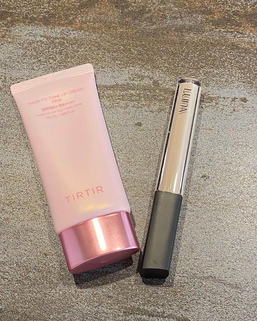 蒲生麻由のインスタグラム：「リピ買いコスメ💄  TIRTIR /  MASK FIT TONE UP CREAM PINK (マスクフィットトーンアップクリーム)  LUNA /  ロングラスティングコンシーラーフィット  TIRTIRはSPF50+PA++++で、 紫外線ケアとトーンアップ、メイク下地がこれ一本で完了するのが嬉しい⭐︎ 前回BEIGEを使っていましたが、今回はPINKにしてみました！  コーンシーラも、結局このタイプが 1番使い勝手良し👍  #メイクリピ品 #コスメ #メイク下地 #コーンシーラ #おすすめ #お気に入り #リピート買い」