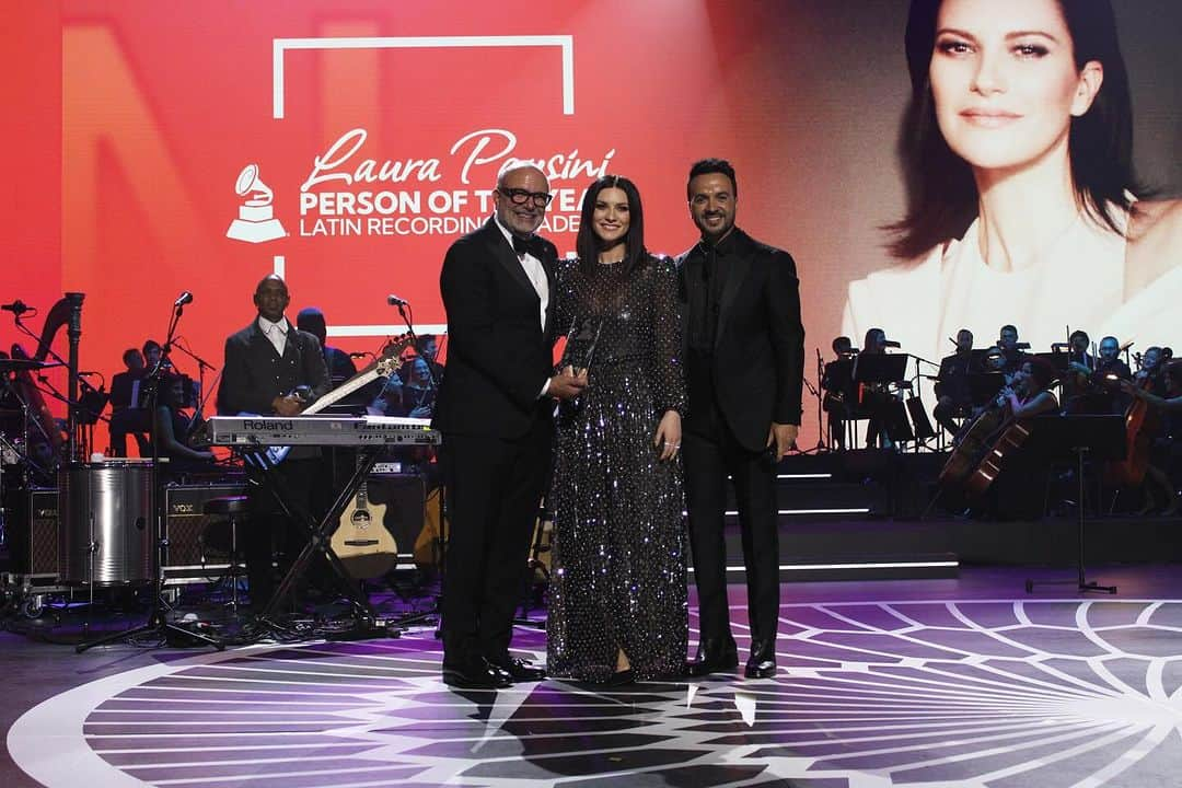 ラウラ・パウジーニのインスタグラム：「¡Sin palabras! Speechless! Senza parole!  Gracias a todos y gracias a los @latingrammys 💙 #LatinGrammy」