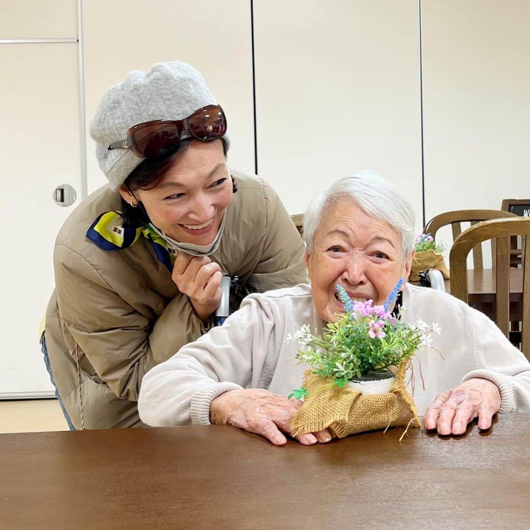 岡田美里さんのインスタグラム写真 - (岡田美里Instagram)「今日は母静子の92歳のお誕生日です。 面会のたびに一言、一言を忘れないように噛みしめています。今日の最後の一言は「ありがとうありがとう」でした。  #お誕生日おめでとう #施設のみなさんありがとうございます  #ありがとう」11月16日 10時23分 - millieokada