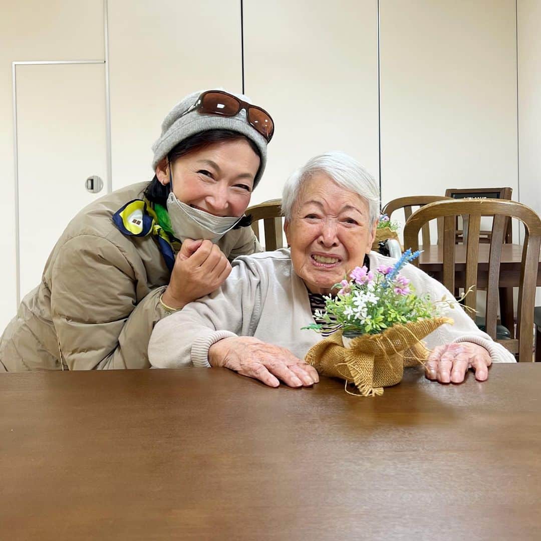 岡田美里のインスタグラム：「今日は母静子の92歳のお誕生日です。 面会のたびに一言、一言を忘れないように噛みしめています。今日の最後の一言は「ありがとうありがとう」でした。  #お誕生日おめでとう #施設のみなさんありがとうございます  #ありがとう」