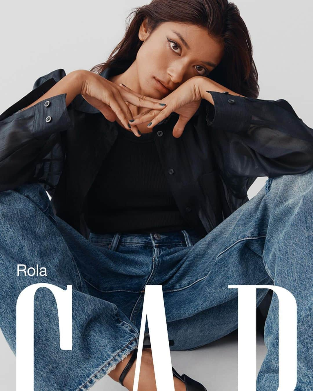 ローラのインスタグラム：「Gap holiday 2023 campaign 🤍 ギャップ2023年Holidayのグローバルキャンペーンの撮影をしたよ🫶シンプルなブラックコーデに合わせるブルーのデニムがとてもすき👖　I’m so grateful to be a part of  @gap @gap_jp campaign! Thank you!!!✨」