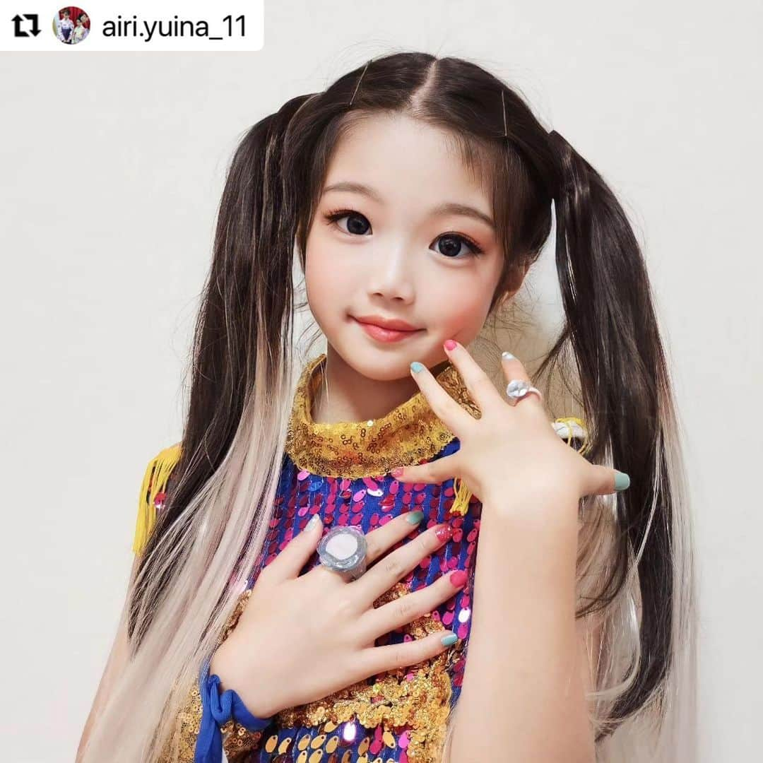 エフオーオンラインストア 子供服さんのインスタグラム写真 - (エフオーオンラインストア 子供服Instagram)「【allolun.-makeup-】🪩GALAXY COLLECTION🪩 アンバサダーさん投稿ご紹介♡ 素敵な投稿ありがとうございます♬  #Repost @airi.yuina_11  この度 @foonline 公式コスメアンバサダーに選ばれました♥  このかわいすぎるコスメ♥ 女の子はキュンキュンですよね💕  うちの姉妹、ずっとテンション上がってました♥  私も上がってました😅 だってかわいすぎる💓  発色も良すぎてビックリ!! すぐに色がのるので メイクしやすいです♡  うちの姉妹は 二人でメイクしていました♥ とっても上手にできました💕  ※ゆいなのジャングルジムで頭打ったときの 青アザは気にしないで♡  メイク初心者の方でも とっても使いやすいですよ💕  allolun.-make up-GALAXY COLLECTION   気になる方は @foonline さまチェックしてね♥  #foonline #foonline_kidsphoto #foonline公式アンバサダー #オルンメイク #姉妹メイク#メイク#小学生メイク」11月21日 17時05分 - foonline