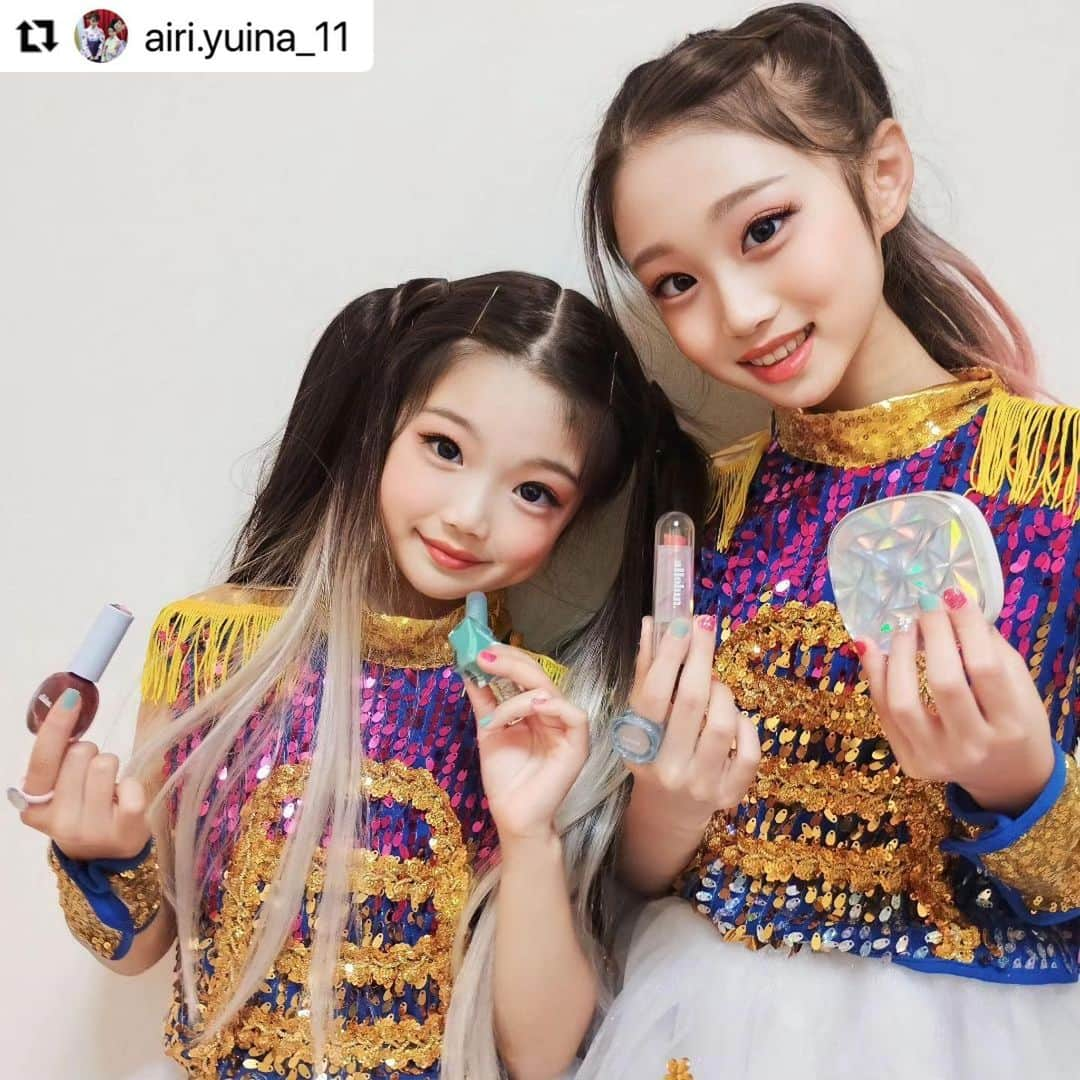 エフオーオンラインストア 子供服さんのインスタグラム写真 - (エフオーオンラインストア 子供服Instagram)「【allolun.-makeup-】🪩GALAXY COLLECTION🪩 アンバサダーさん投稿ご紹介♡ 素敵な投稿ありがとうございます♬  #Repost @airi.yuina_11  この度 @foonline 公式コスメアンバサダーに選ばれました♥  このかわいすぎるコスメ♥ 女の子はキュンキュンですよね💕  うちの姉妹、ずっとテンション上がってました♥  私も上がってました😅 だってかわいすぎる💓  発色も良すぎてビックリ!! すぐに色がのるので メイクしやすいです♡  うちの姉妹は 二人でメイクしていました♥ とっても上手にできました💕  ※ゆいなのジャングルジムで頭打ったときの 青アザは気にしないで♡  メイク初心者の方でも とっても使いやすいですよ💕  allolun.-make up-GALAXY COLLECTION   気になる方は @foonline さまチェックしてね♥  #foonline #foonline_kidsphoto #foonline公式アンバサダー #オルンメイク #姉妹メイク#メイク#小学生メイク」11月21日 17時05分 - foonline