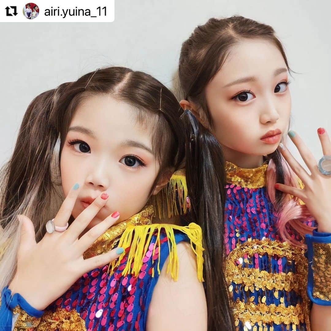 エフオーオンラインストア 子供服さんのインスタグラム写真 - (エフオーオンラインストア 子供服Instagram)「【allolun.-makeup-】🪩GALAXY COLLECTION🪩 アンバサダーさん投稿ご紹介♡ 素敵な投稿ありがとうございます♬  #Repost @airi.yuina_11  この度 @foonline 公式コスメアンバサダーに選ばれました♥  このかわいすぎるコスメ♥ 女の子はキュンキュンですよね💕  うちの姉妹、ずっとテンション上がってました♥  私も上がってました😅 だってかわいすぎる💓  発色も良すぎてビックリ!! すぐに色がのるので メイクしやすいです♡  うちの姉妹は 二人でメイクしていました♥ とっても上手にできました💕  ※ゆいなのジャングルジムで頭打ったときの 青アザは気にしないで♡  メイク初心者の方でも とっても使いやすいですよ💕  allolun.-make up-GALAXY COLLECTION   気になる方は @foonline さまチェックしてね♥  #foonline #foonline_kidsphoto #foonline公式アンバサダー #オルンメイク #姉妹メイク#メイク#小学生メイク」11月21日 17時05分 - foonline