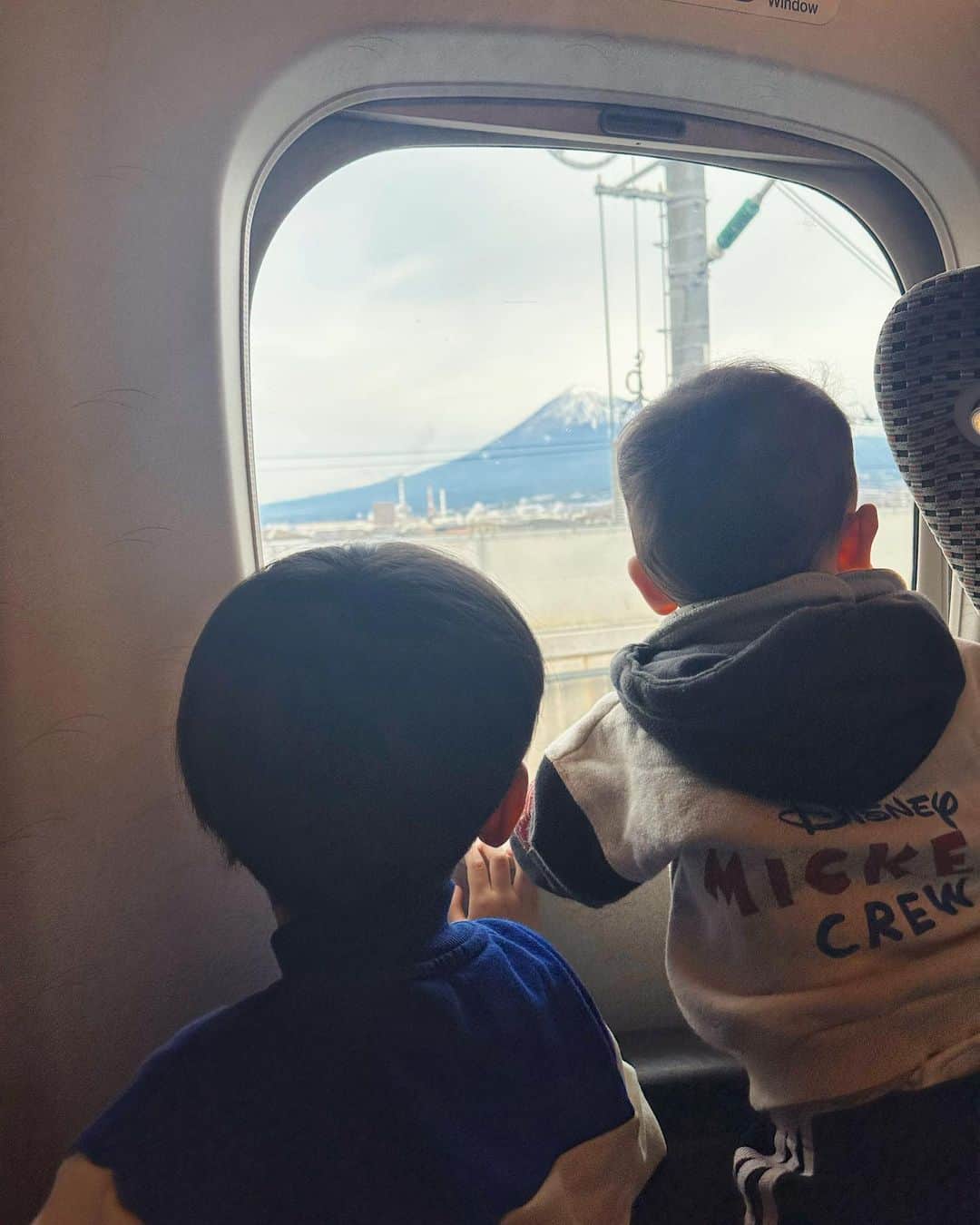 高橋ユウのインスタグラム：「大好きな方々の番組のため大阪へ🚅!! またまた息子たちは両親にお願いして。  キャンプや遠出が好きな卜部家なので、富士山をよく見るから子どもたちにとっても「富士山！」て身近な存在になってきた🤩  #3歳差  #3歳差育児」