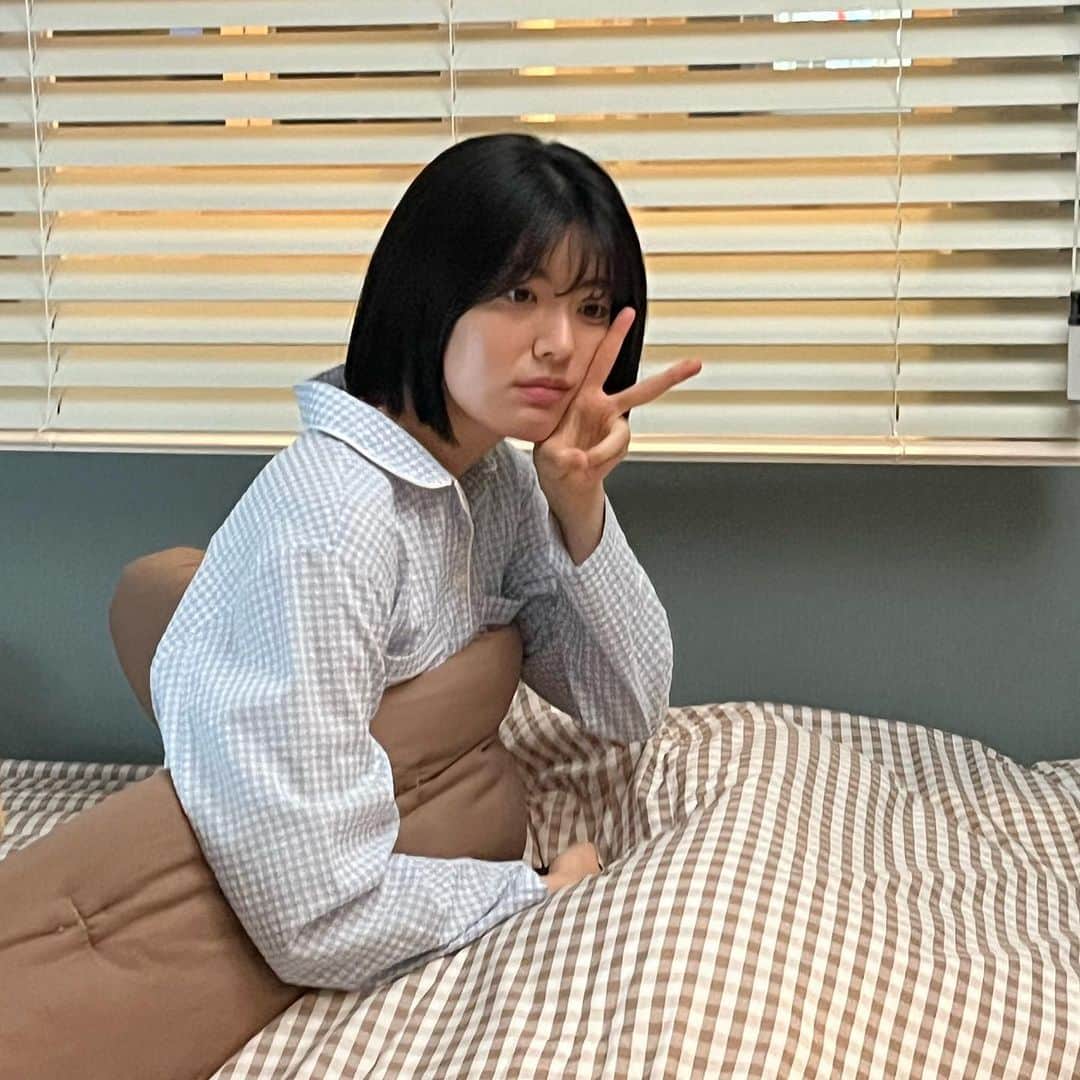 ナム・ジヒョンのインスタグラム：「하이쿠키🍪 photo by. 내 룸메😘@adorabl._s2  @uplus_mobiletv  @netflixkr」