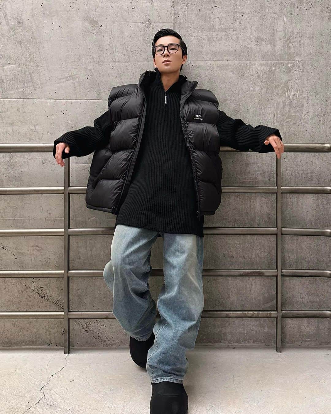 JiweiJWさんのインスタグラム写真 - (JiweiJWInstagram)「@balenciaga skiwear 🖤the coolest guy in ski resorts #balenciaga #skiwear」11月16日 10時35分 - jiweijw