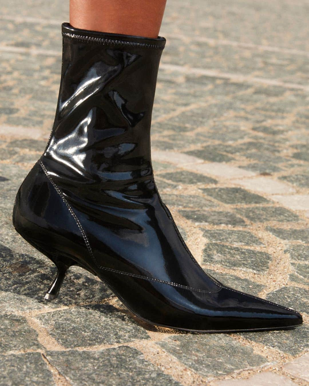 Sergio Rossiさんのインスタグラム写真 - (Sergio RossiInstagram)「If you're looking for something a bit more daring than your standard boot, then #srMaike bootie in black stretch latex is the answer. Discover the new arrivals at sergiorossi.com and in store. #SergioRossi」11月16日 10時30分 - sergiorossi