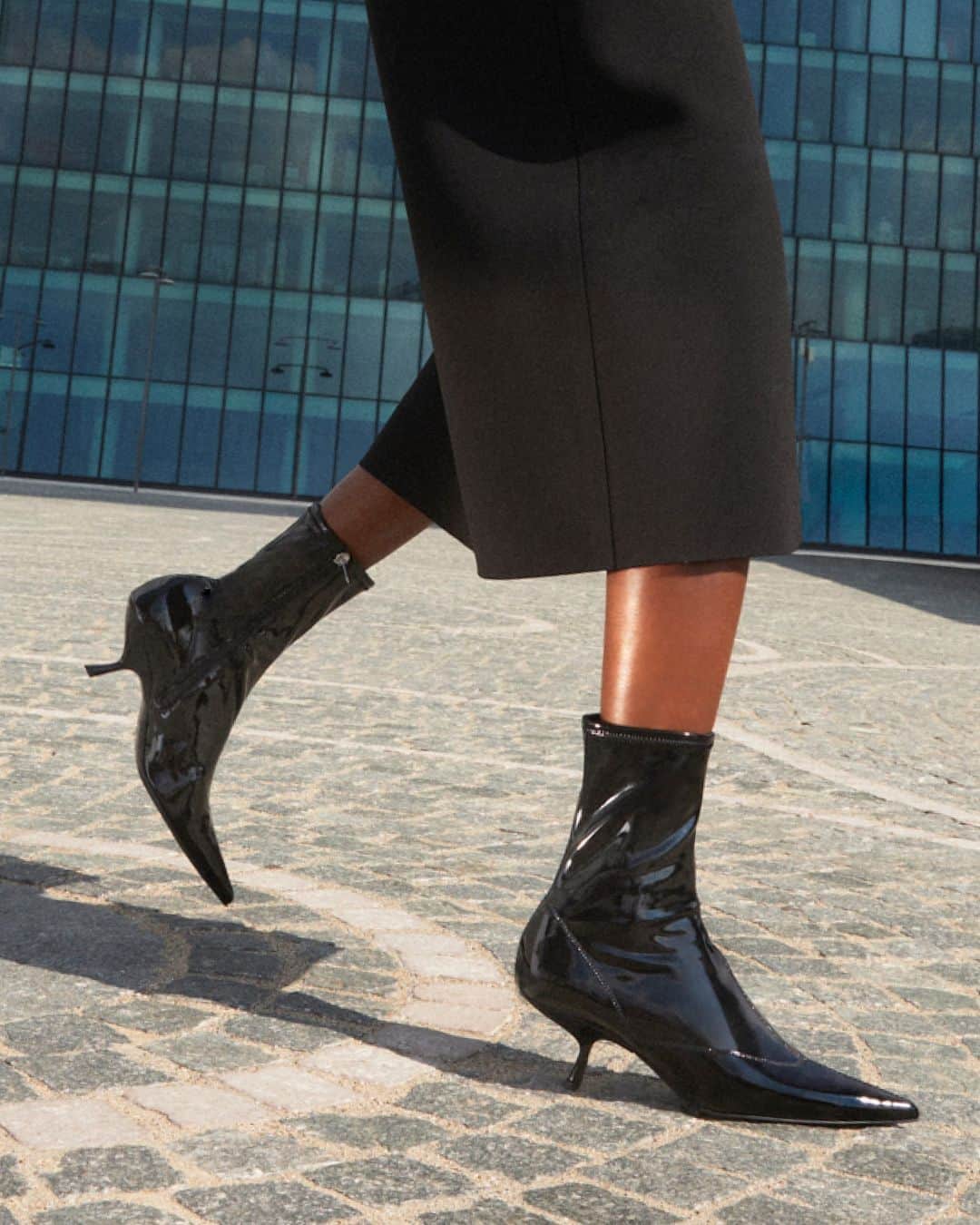 Sergio Rossiのインスタグラム：「If you're looking for something a bit more daring than your standard boot, then #srMaike bootie in black stretch latex is the answer. Discover the new arrivals at sergiorossi.com and in store. #SergioRossi」