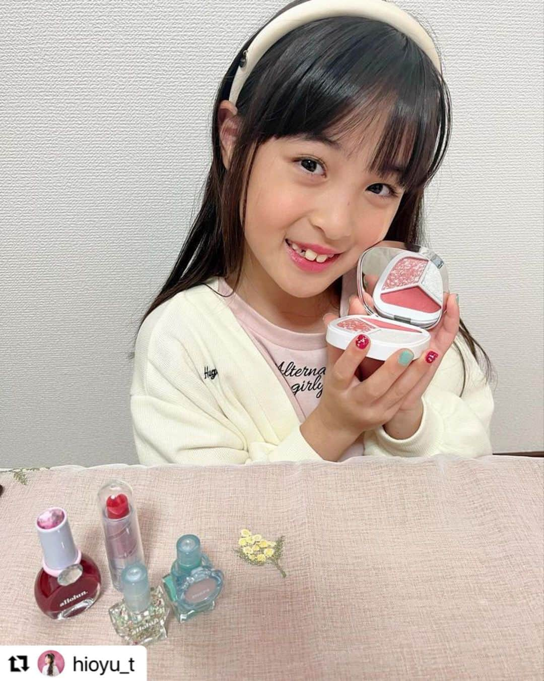 エフオーオンラインストア 子供服さんのインスタグラム写真 - (エフオーオンラインストア 子供服Instagram)「【allolun.-makeup-】🪩GALAXY COLLECTION🪩 アンバサダーさん投稿のご紹介♡  他にもたくさん投稿してくださっているので アカウントをチェックしてね！ 素敵な投稿ありがとうございました♬  #Repost @hioyu_t  * #pr   @foonline さまの〝allolun.-make up-GALAXY COLLECTION アンバサダー”をさせていただきました💄  ひおりが使わせていただいた商品のご紹介です♫  ❤︎オールオルン3Pネイル（ミント/レインボー） ❤︎オールオルン温変ネイル（取り外せるゆびわ付き） ❤︎オールオルン保湿リップバーム（レッド） ❤︎オールオルン宝石マルチパレット（ラベンダー） ❤︎オールオルン3P指輪型練り香水（ピンク）  どれもこれもが可愛くて…♡ キラキラ可愛く変身できちゃいます😍 毎回メイクするのが楽しみで仕方がないひおりです❤️  これからの季節に クリスマスプレゼントやお友達のお誕生日プレゼントなどにもおすすめです🎁☺️  これから、メイク動画なども投稿させてください♡🧸  #allolunmakeup  #galaxycollection  #ギャラクシーコレクション  #オールオルン  #オールオルンアンバサダー  #オールオルンメイクアップ  #キッズコスメ  #キッズモデル  #js3  #ネイル  #リップ  #アイシャドウ  #練り香水  #リール  #ig_kids  #ig_japan」11月21日 17時10分 - foonline