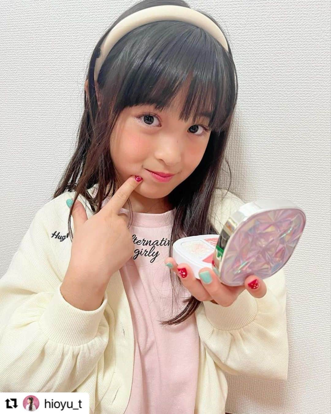 エフオーオンラインストア 子供服さんのインスタグラム写真 - (エフオーオンラインストア 子供服Instagram)「【allolun.-makeup-】🪩GALAXY COLLECTION🪩 アンバサダーさん投稿のご紹介♡  他にもたくさん投稿してくださっているので アカウントをチェックしてね！ 素敵な投稿ありがとうございました♬  #Repost @hioyu_t  * #pr   @foonline さまの〝allolun.-make up-GALAXY COLLECTION アンバサダー”をさせていただきました💄  ひおりが使わせていただいた商品のご紹介です♫  ❤︎オールオルン3Pネイル（ミント/レインボー） ❤︎オールオルン温変ネイル（取り外せるゆびわ付き） ❤︎オールオルン保湿リップバーム（レッド） ❤︎オールオルン宝石マルチパレット（ラベンダー） ❤︎オールオルン3P指輪型練り香水（ピンク）  どれもこれもが可愛くて…♡ キラキラ可愛く変身できちゃいます😍 毎回メイクするのが楽しみで仕方がないひおりです❤️  これからの季節に クリスマスプレゼントやお友達のお誕生日プレゼントなどにもおすすめです🎁☺️  これから、メイク動画なども投稿させてください♡🧸  #allolunmakeup  #galaxycollection  #ギャラクシーコレクション  #オールオルン  #オールオルンアンバサダー  #オールオルンメイクアップ  #キッズコスメ  #キッズモデル  #js3  #ネイル  #リップ  #アイシャドウ  #練り香水  #リール  #ig_kids  #ig_japan」11月21日 17時10分 - foonline