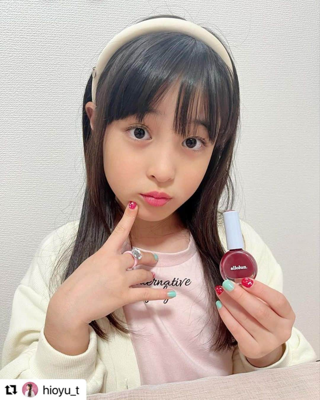 エフオーオンラインストア 子供服さんのインスタグラム写真 - (エフオーオンラインストア 子供服Instagram)「【allolun.-makeup-】🪩GALAXY COLLECTION🪩 アンバサダーさん投稿のご紹介♡  他にもたくさん投稿してくださっているので アカウントをチェックしてね！ 素敵な投稿ありがとうございました♬  #Repost @hioyu_t  * #pr   @foonline さまの〝allolun.-make up-GALAXY COLLECTION アンバサダー”をさせていただきました💄  ひおりが使わせていただいた商品のご紹介です♫  ❤︎オールオルン3Pネイル（ミント/レインボー） ❤︎オールオルン温変ネイル（取り外せるゆびわ付き） ❤︎オールオルン保湿リップバーム（レッド） ❤︎オールオルン宝石マルチパレット（ラベンダー） ❤︎オールオルン3P指輪型練り香水（ピンク）  どれもこれもが可愛くて…♡ キラキラ可愛く変身できちゃいます😍 毎回メイクするのが楽しみで仕方がないひおりです❤️  これからの季節に クリスマスプレゼントやお友達のお誕生日プレゼントなどにもおすすめです🎁☺️  これから、メイク動画なども投稿させてください♡🧸  #allolunmakeup  #galaxycollection  #ギャラクシーコレクション  #オールオルン  #オールオルンアンバサダー  #オールオルンメイクアップ  #キッズコスメ  #キッズモデル  #js3  #ネイル  #リップ  #アイシャドウ  #練り香水  #リール  #ig_kids  #ig_japan」11月21日 17時10分 - foonline