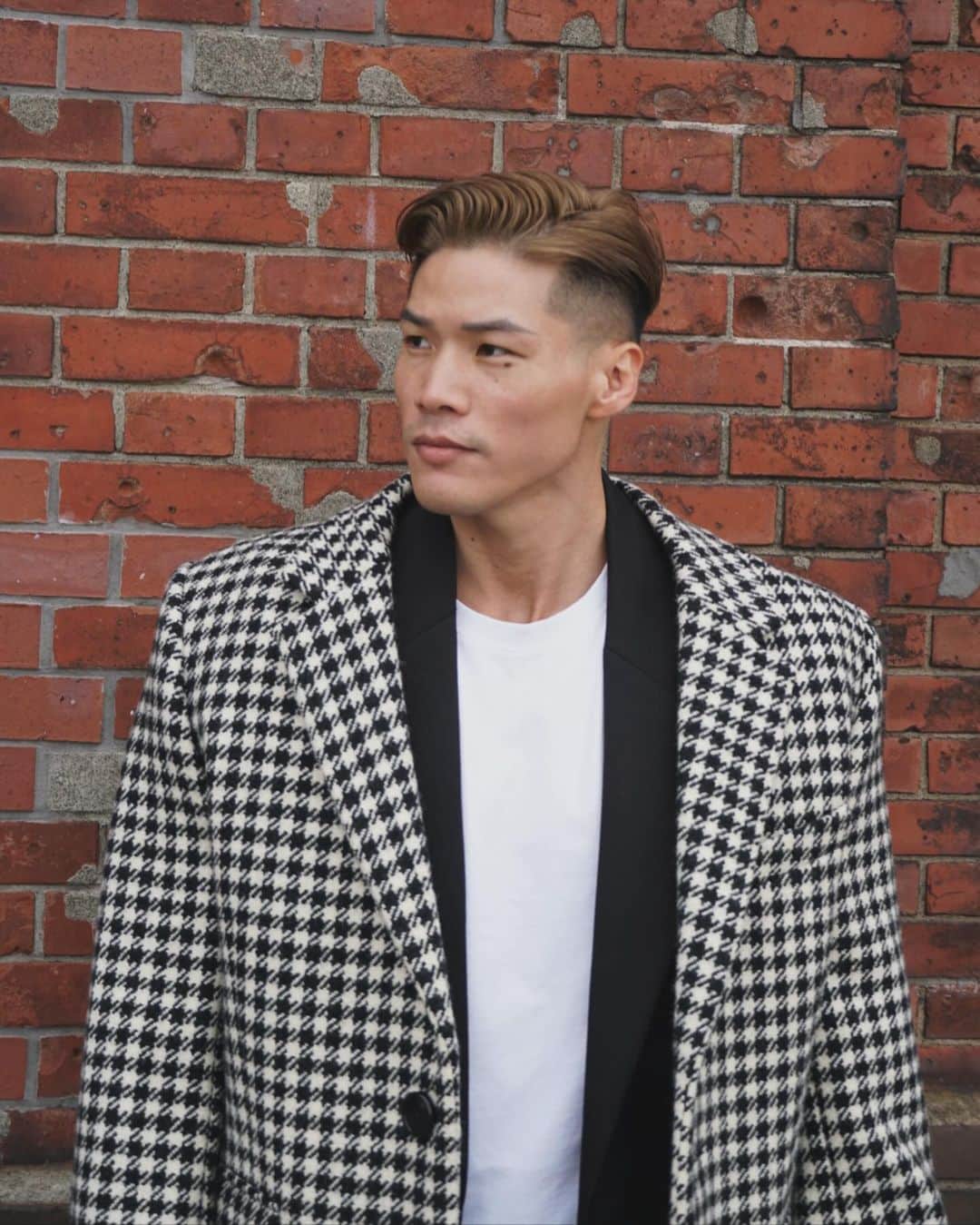田口純平のインスタグラム：「いい天気だけど寒くなってきたな〜  最近、筋肉投稿すぎたので  #1年前に買ったコート #初めて着ました #おそらく減量中じゃないと着れません」