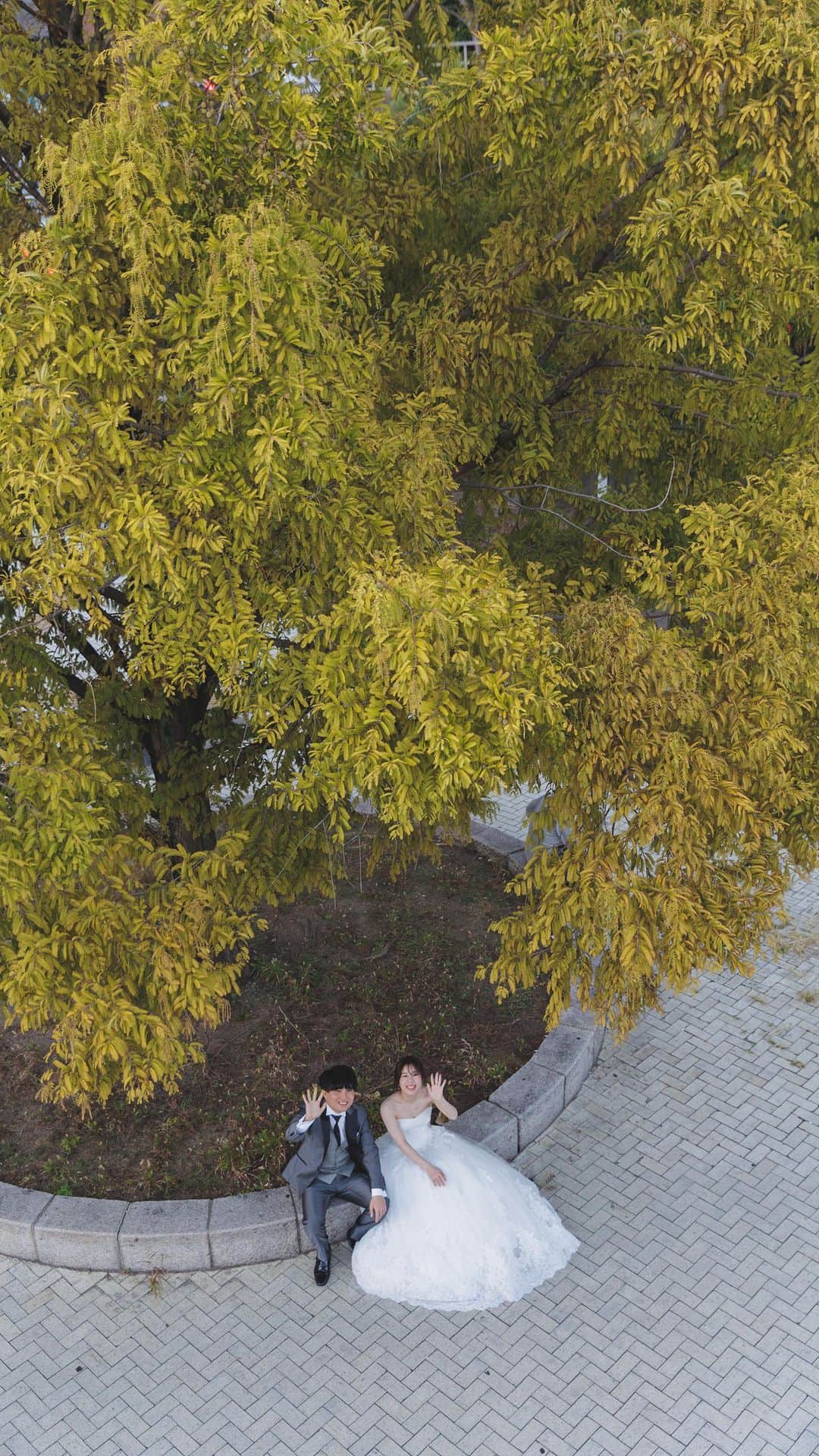 Studio TVB Kobeのインスタグラム：「. 　　　　　 　　　　　　 　　　　　 旧居留地ロケーション✨  　　　　　 急に寒くなってきましたね⛄️ 　　　　　 イルミネーションが色づく神戸の街並みで撮る ウェディングフォトがとっても綺麗です🌃　  　　　　　 Photographer Yumiko Morikawa Hair make   お二人に合わせて様々なご提案が可能です◎ 撮影のお問い合わせはプロフィールから @studiotvb_kobe  @decollte_weddingphoto   - - - - - - - - - - - - -  #撮る結婚式  #撮る結婚式という幸せを  #神戸前撮り #前撮りレポ  #前撮りドレス  #プレ花嫁  #プレ花嫁2023  #ドレス試着  #ウェディングフォト  #ウェディングドレス  #ミディアムヘアアレンジ  #前撮りアイテム  #おしゃれ花嫁  #旧居留地 #旧居留地前撮り  #神戸観光  #神戸前撮り #前撮りポーズ  #愛車撮影   #kobe_wedding #japan_daytime_view  #japan_night_view  #japantrip  #weddingphoto  #weddingideas  #good_portraits_world  #weddingphotography」
