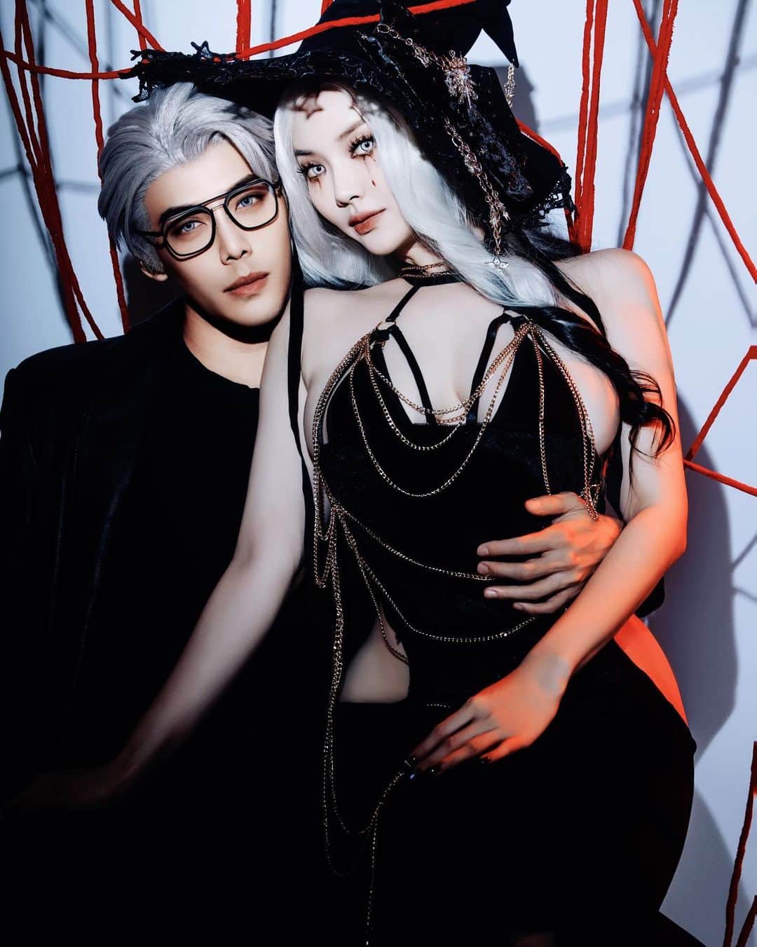 YingTzeさんのインスタグラム写真 - (YingTzeInstagram)「Let’s Meet at the Witches’ Gathering 🤫💜  It’s a very rare photoshoot with @prestonles.ig . Halfway through the photoshoot I asked him ( the photographer ) to get ready to take a few photos with me 🤣」11月16日 10時33分 - yingtze