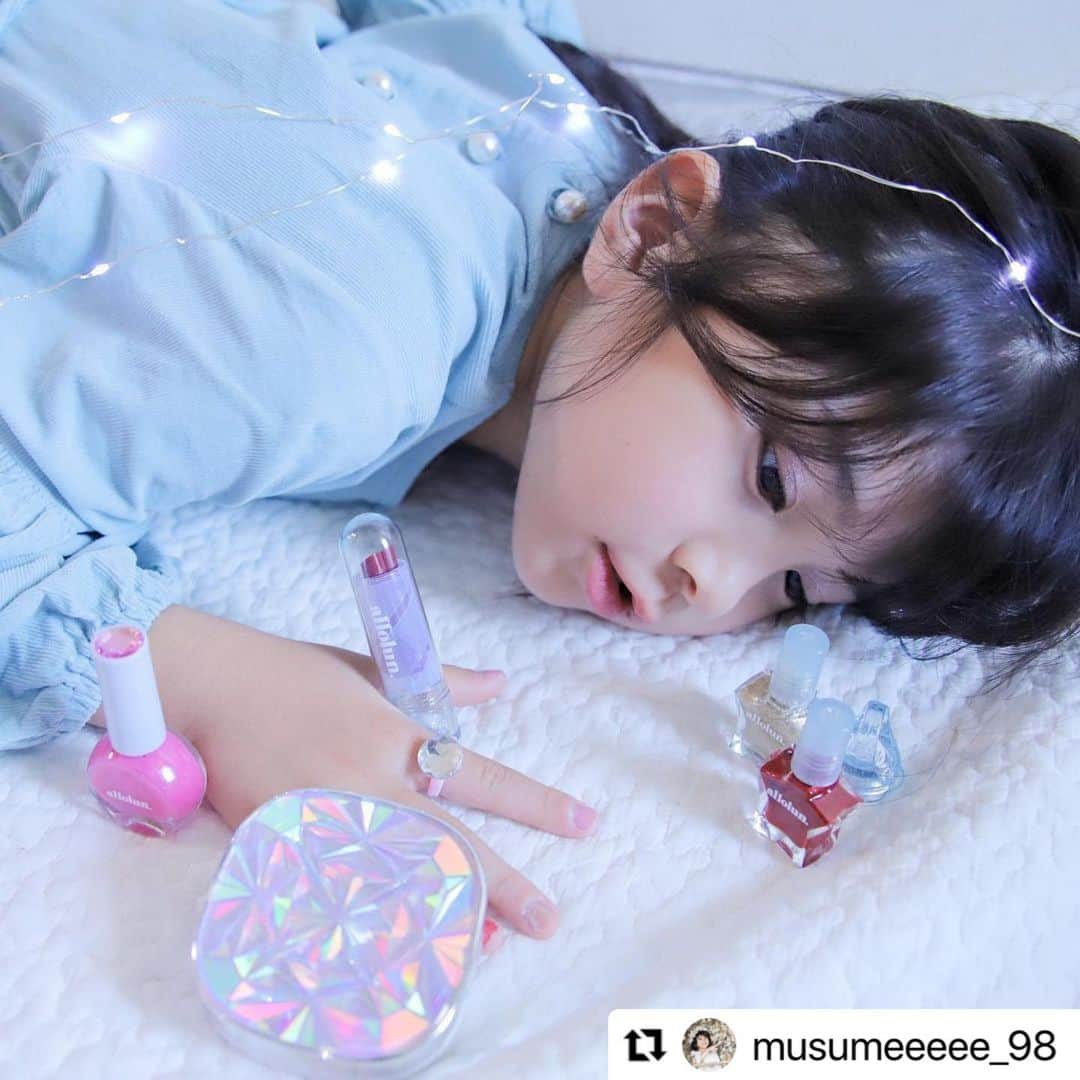 エフオーオンラインストア 子供服さんのインスタグラム写真 - (エフオーオンラインストア 子供服Instagram)「【allolun.-makeup-】🪩GALAXY COLLECTION🪩 アンバサダーさん投稿のご紹介♡  他にも投稿してくださっているので アカウントをチェックしてみてね！ 素敵な投稿ありがとうございました♬  #Repost @musumeeeee_98  キラキラメイク。  @foonline  allolumを使わせていただいてます。  これメイクの動画を撮ったからそれは後日編集してアップしますんでお待ちを！  今回はこのワクワクなパッケージを見て欲しい。 めっちゃキュンキュンする。 娘がつけてるリングはマニキュアについてくるやつ。こーいう小粋なところが好き。  allolumはめちゃくちゃヘビロテしてて、どこのがいいかなって聞かれたら迷わずallolumを勧めてる。娘が実際使ってて肌トラブル一切なかったので安心して勧めてる。  ちなみにこのコンパクトの宝石マルチパレット、このキラキラパッケージに負けないくらいのキラキラグリッターが中に入ってるんですけど、それはまた改めて。 ちなみに先日のダンス発表会で目元にたっくさんグリッターつけてキラキラさせまくって舞台に立ちました！！お友達も同じメイクしたんだけどめちゃくちゃ映えた！！ 今回のallolumはY3K GALAXYがテーマだそうで、キラキラ好きとしては全色揃えたいので店頭に猛ダッシュ決め込もうと思います。  #pr 【こちらはallolumコスメアンバサダーのPR投稿です】  @foonline #foonline #foonline_kidsphoto #foonline公式アンバサダー #オルンメイク #allolunmakeup #GALAXYCOLLECTION #ギャラクシーコレクション #宇宙 #オールオルンメイクアップ #オールオルン #Y3K #キッズコスメ #プチプラコスメ #ネイル #js #ダンスメイク」11月21日 17時15分 - foonline