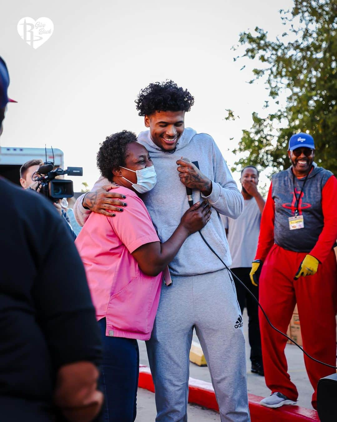 ヒューストン・ロケッツのインスタグラム：「@Jalen hosted a Thanksgiving event where he distributed turkeys and traditional Thanksgiving Day groceries for underserved families from the Fifth Ward community!  #RocketsGiveBack 🫶」