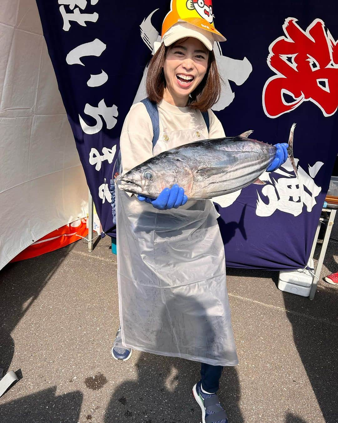 久保順子のインスタグラム：「JR東海のさわやかウォーキング🚶‍♀️🚶に参加して、焼津市の魚🐟(トト)フェスを楽しんできました😊美味しいお魚に美味しいお酒最高でした🤤🤤 記念写真イベントで8キロのカツオを持たせてもらい、「カツオ捕ったどー！」っと叫んだら、周りから拍手をいただけました（笑） 静岡の皆さん、温かい🥹  トトフェス特別列車にも乗って、わくわくの鉄道旅🚃してきました！❣️👍 #焼津市  #トトフェス  #さわやかウォーキング  #鉄道旅」