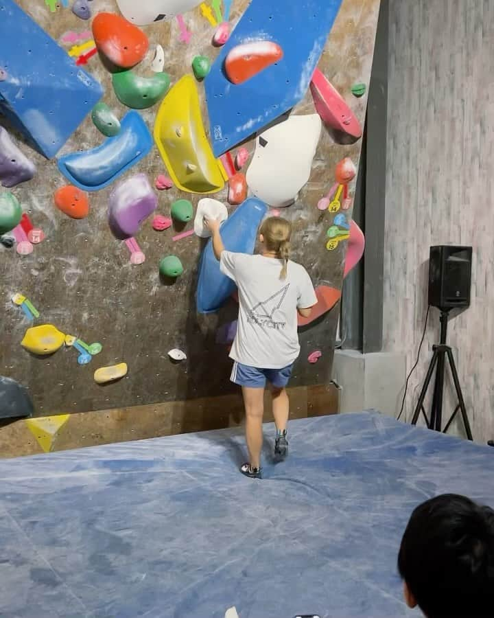 松島由希のインスタグラム：「@bloc_bouldering_local_circuit  4戦目！ @be_born_climbing_gym   今回も優勝出来ました🏆  直前に息子からインフルの誕プレをもらい看病＋自分の療養で10日ほど引きこもり生活だったので正直ヤバめでしたが😂  予選は90分15課題。コンスタントに登ってかないとな感じで…ハマった2課題にトライ数かけてしまったので、ラスト1本は登れず全完逃しました😭やはり身体は鈍かった😅  決勝は1課題目の2撃が悔やまれますが、最終課題は唯一の完登で嬉しい限り✨順番がとりじゃなかったのもリラックス出来て良かったのかも！  ①決勝3課題目 ②決勝2課題目 ③決勝1課題目  📹 @kakao_ppp  ありがとうございます🫶  岩場にもなかなか行けず悶々としてたので、コンペでモチベーションも上がってます！普段登れない強強女子達とセッションもトークも嬉しい楽しい最高です😃✨💕  そんな感じでMoB出れそうなので、ラストも頑張りたい！  大会運営の皆様、毎回ありがとうござます！次回も楽しみにしてます😊  #bloc #beborn #クライミングコンペ」