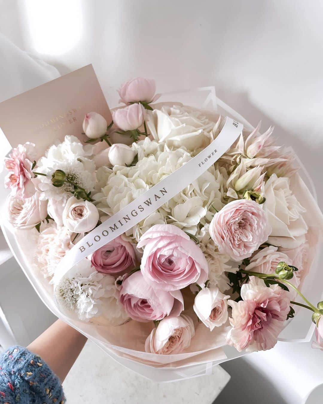 Florist.janeのインスタグラム：「#블스타이니꽃다발 💓  📞02.511.3109 💬카카오톡 janejoung310 💬문자 01028907799 🌸강남구 논현동 219-6번지 1층 핑크색 꽃집」