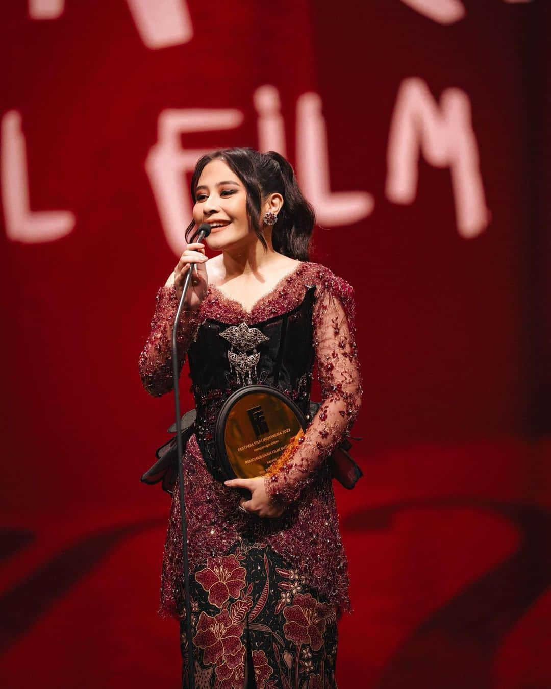 Prilly Latuconsinaのインスタグラム：「Ketika Berhenti Di Sini sebagai film terfavorit pilihan penonton Festival Film Indonesia 2023! ❤️ Terima kasih yaaa untuk seluruh penonton indonesia yang sudah memberikan suaranya untuk kami! Makin semangat bikin film ❤️🤗 Tunggu terus karya-karya @sinemaku.pictures yaaa banyak kejutan dari kita tahun depan!」