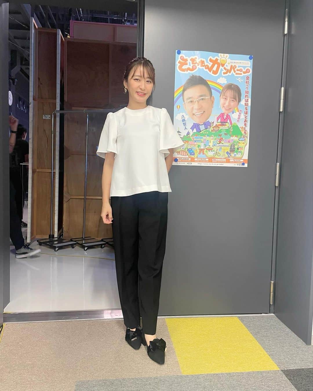 枡田絵理奈のインスタグラム：「そーだったのかンパニー衣装 @bordersatbalcony.official  靴 @randa_pic  アクセサリー @unchained.jp   黒パンツは、私も私服でも持っているのですが、ややワイド目なデザインだけど、形が良くて、お尻のポケットにボーダーのワンポイントが入っていて可愛いです💕」