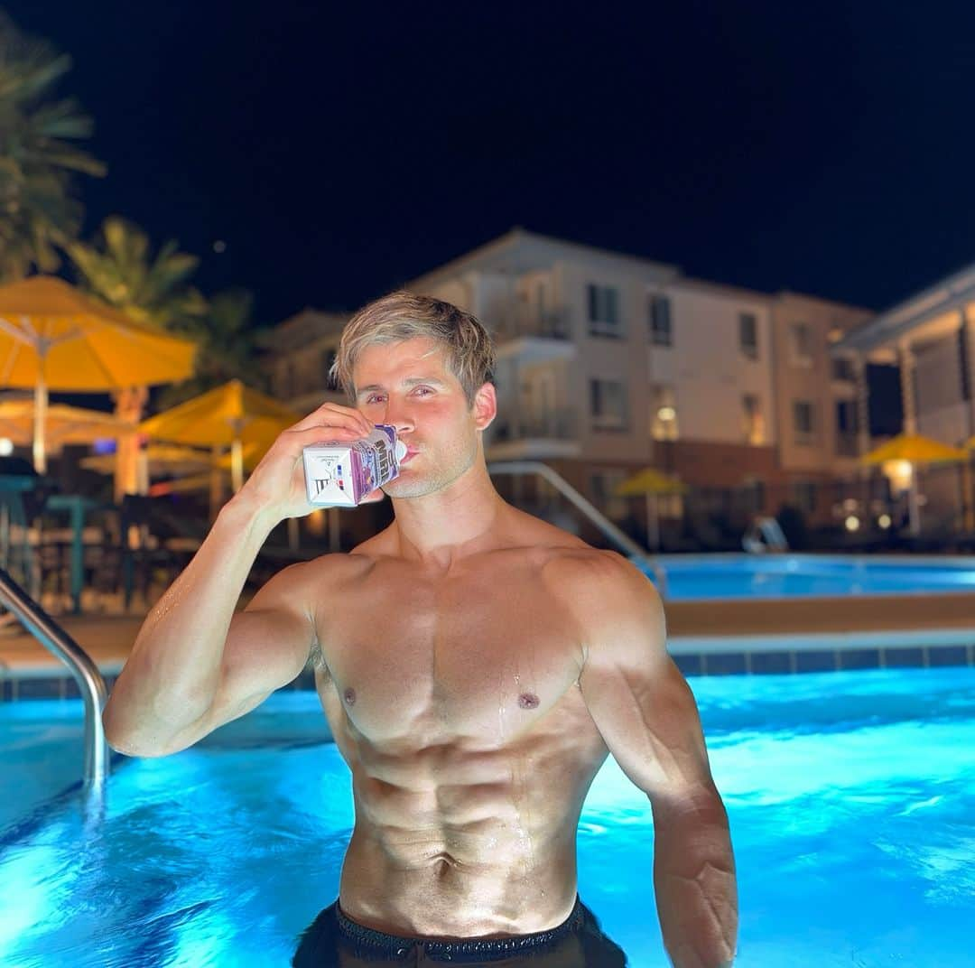 セージ・ノースカットのインスタグラム：「Nighttime recovery in the hot tub   #TeamRedcon1 Code SAGE20」