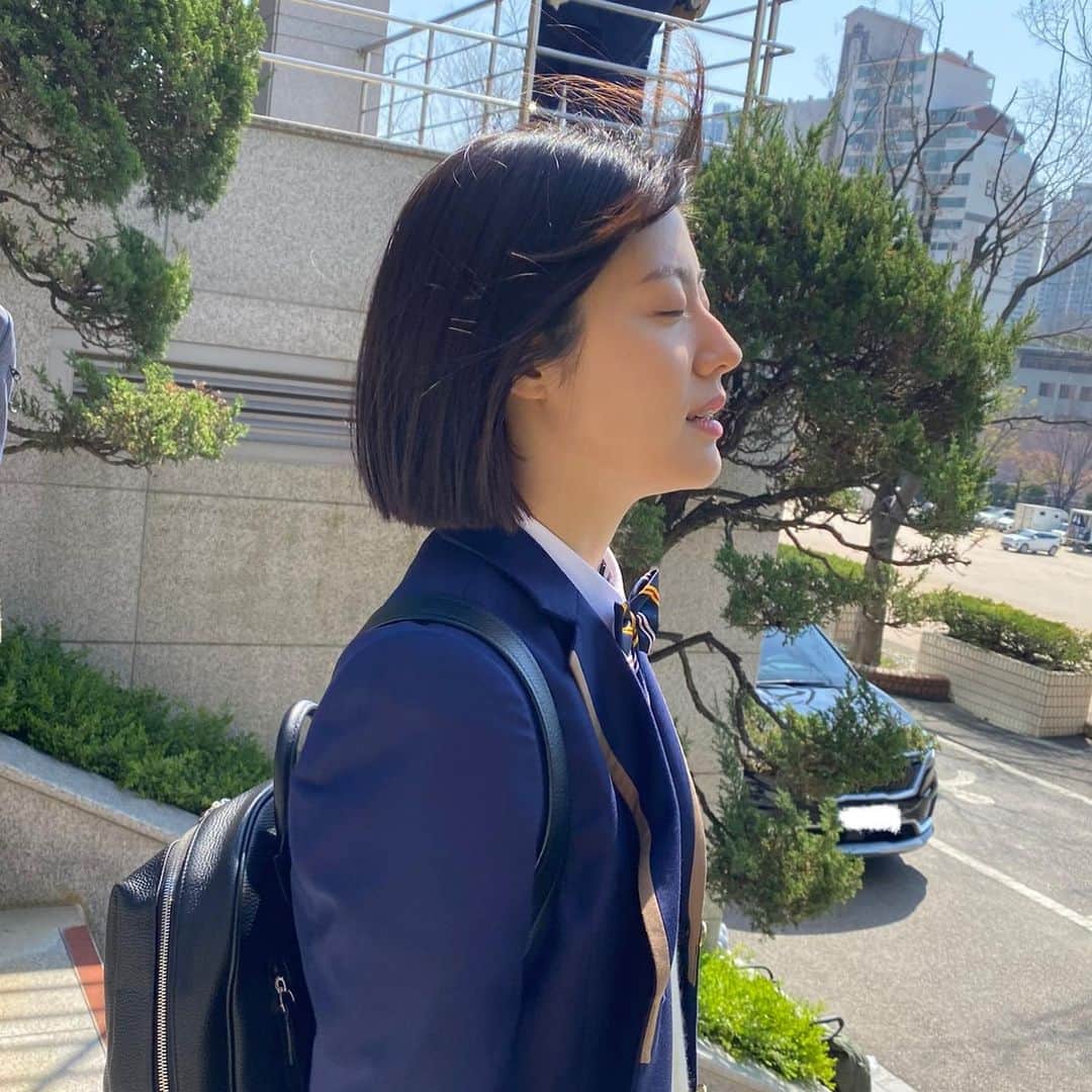 ナム・ジヒョンのインスタグラム：「바람아 혹시 멈출 생각 있어~?😳 #하이쿠키 @uplus_mobiletv  @netflixkr」