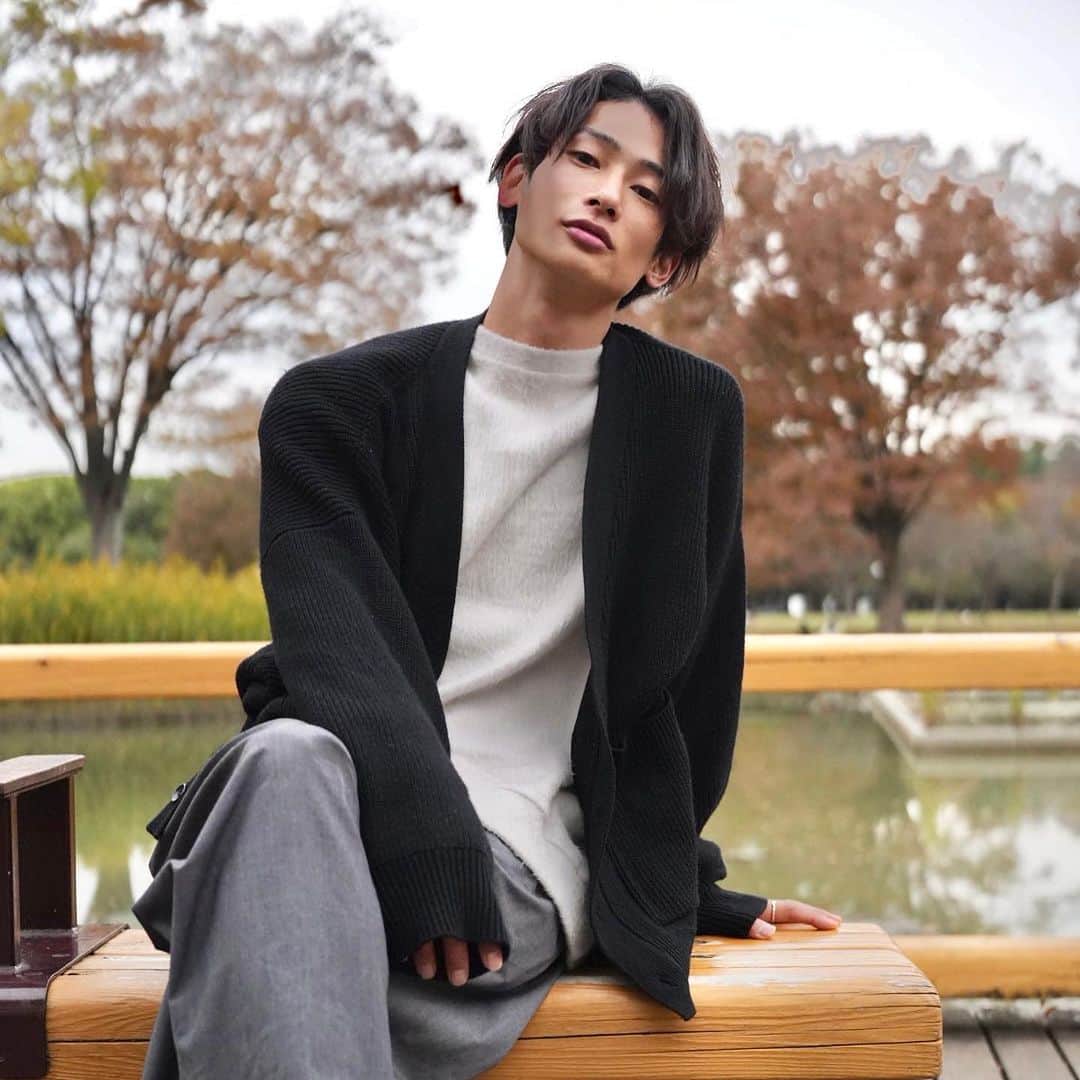 asukaさんのインスタグラム写真 - (asukaInstagram)「Thank you again for 320k followers 🖤  32万フォローありがとうございます。 やっと元の数字まで戻りました。  舞台期間中は学ぶことが沢山あって、膨大にインプットしてる分なかなかSNSでのアウトプットの時間が取れないんだけど、1人の表現者として着実に成長してる気がするので、リアルのステージもSNSもマイペースに頑張っていきます🍁  引き続きASUKAを応援してくれると嬉しいです😌  Finally, the numbers returned to their original numbers.  There's a lot to learn during the performance period on the acting stage, and since I'm receiving so much input, I can't find the much time to output it on social media, but I feel like I'm steadily growing as an artist, so I will do my best on both real stage and social media my own pace.  I would be happy if you would continue to support ASUKA 🩶」11月16日 10時54分 - bboy_asuka