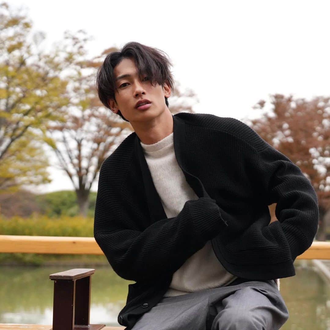 asukaさんのインスタグラム写真 - (asukaInstagram)「Thank you again for 320k followers 🖤  32万フォローありがとうございます。 やっと元の数字まで戻りました。  舞台期間中は学ぶことが沢山あって、膨大にインプットしてる分なかなかSNSでのアウトプットの時間が取れないんだけど、1人の表現者として着実に成長してる気がするので、リアルのステージもSNSもマイペースに頑張っていきます🍁  引き続きASUKAを応援してくれると嬉しいです😌  Finally, the numbers returned to their original numbers.  There's a lot to learn during the performance period on the acting stage, and since I'm receiving so much input, I can't find the much time to output it on social media, but I feel like I'm steadily growing as an artist, so I will do my best on both real stage and social media my own pace.  I would be happy if you would continue to support ASUKA 🩶」11月16日 10時54分 - bboy_asuka