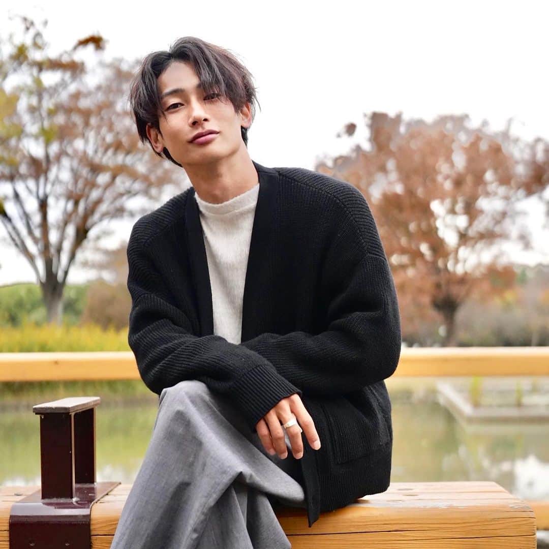 asukaさんのインスタグラム写真 - (asukaInstagram)「Thank you again for 320k followers 🖤  32万フォローありがとうございます。 やっと元の数字まで戻りました。  舞台期間中は学ぶことが沢山あって、膨大にインプットしてる分なかなかSNSでのアウトプットの時間が取れないんだけど、1人の表現者として着実に成長してる気がするので、リアルのステージもSNSもマイペースに頑張っていきます🍁  引き続きASUKAを応援してくれると嬉しいです😌  Finally, the numbers returned to their original numbers.  There's a lot to learn during the performance period on the acting stage, and since I'm receiving so much input, I can't find the much time to output it on social media, but I feel like I'm steadily growing as an artist, so I will do my best on both real stage and social media my own pace.  I would be happy if you would continue to support ASUKA 🩶」11月16日 10時54分 - bboy_asuka