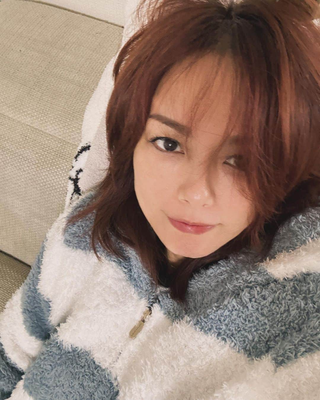 相川七瀬のインスタグラム：「モコモコの季節到来。 毎朝、寒くなってきた。 とらちゃんもモコモコが 好きな様子😊  #gelatopique」