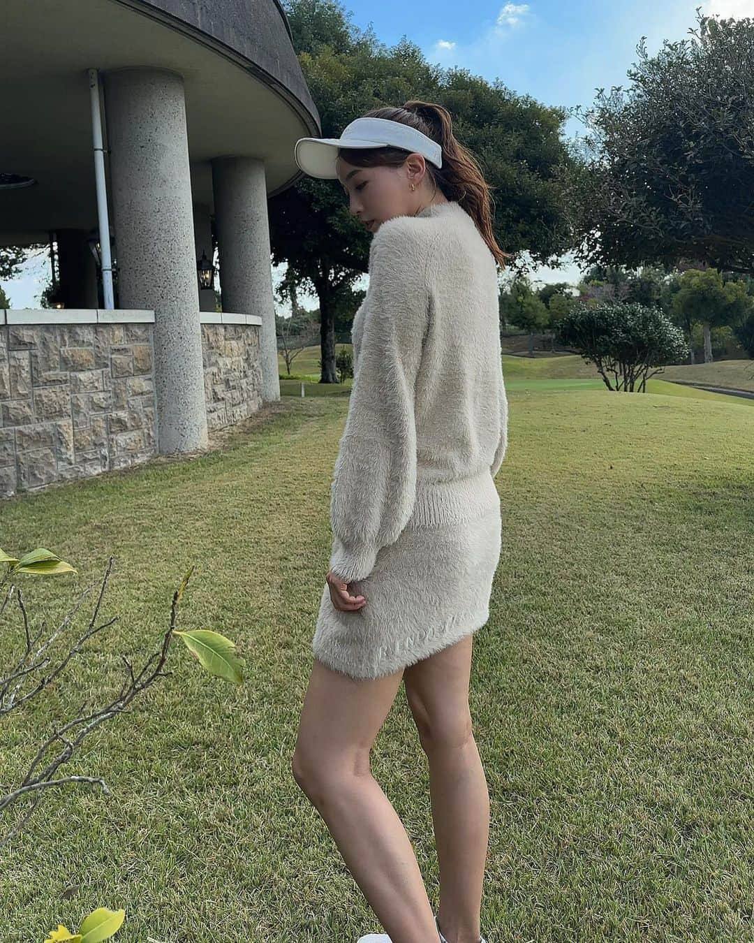 唯可（yuika）のインスタグラム：「ゴルフ歴3年と言いたいところですが 今年2回目のゴルフ〜⛳️✨  ずっと着たかったニットのセットアップゴルフウェア → @rienda_golf ♡1〜5枚目 こちらも着たかったTシャツのゴルフウェア → @lenan_golf ♡6枚目、8枚目動画  ２つとも私服としても着れるんじゃないかくらい 可愛くてゴルフ行くとき絶対に着ようと思ってたやつ🤙  ゴルフの後はガチガチになった身体を ほぐしてもらいに🥹✨ @massage357shucchou   で全身ほぐしをお願いしました✨ 力つよくってとても気持ち良かった〜🤤✨ 出張でやってくれるみたいなので産後ママさんにも 骨盤締めるのに家に来てもらうのおすすめ~！！ 私は今回　@yuko.shoji さんのヨガスタジオで やってもらいました🫶🫶7枚目  身体が本当にガチガチ過ぎてびっくりされたよ笑 私の体が正常に戻るのはいつになることやら、、、  #gifted #ゴルフ#ゴルフ女子#ゴルフウェア#ゴルフコンペ#ゴルフスイング#産後#骨盤矯正#出張マッサージ#出張骨盤矯正 #産後ケア#産後骨盤矯正#ポジティブスターヨガ #紀尾井町体幹マッサージ#国家資格」