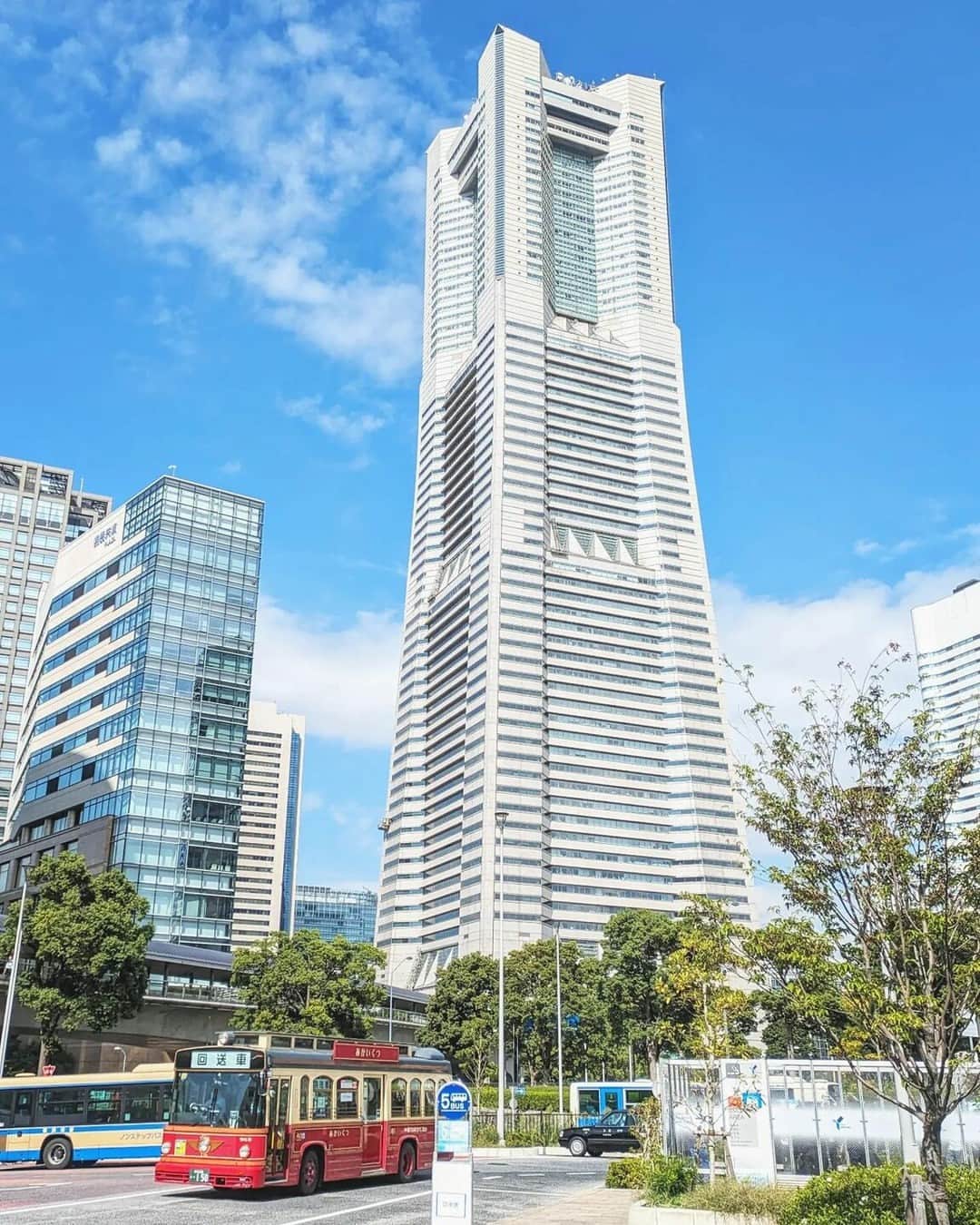 のインスタグラム：「Photo by @shimasaki07 「横浜ランドマークタワー」 https://www.instagram.com/p/Cyilp7CvsHt/ . いいね！＆コメント大歓迎！ ※投稿に関するご注意・ポリシーは東京カメラ部に準じます。詳しくは下記をご覧ください。 https://fb.minpos.com/fb/willvii/camera_jpn/static/guideline . #みなとみらい線フォト散歩 #みなとみらい線フォトさんぽ #みなとみらい線 #横浜 #新高島 #みなとみらい #馬車道 #日本大通り #元町中華街 #yokohama #東京カメラ部 #Japan #photo #写真 #日本 Follow: @TCC.Yokohama . ※各種法令、マナー、関係者の指示に従った撮影をお願いします。 *Please ensure that your photography adheres to all relevant laws, etiquette, and instructions issued by authorized persons.」