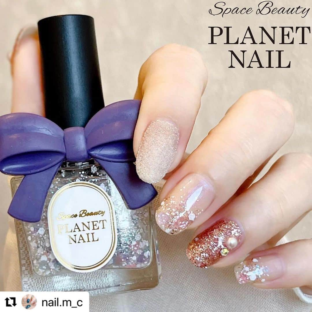 【PLANET NAIL（プラネット ネイル）】公式さんのインスタグラム写真 - (【PLANET NAIL（プラネット ネイル）】公式Instagram)「✰✰✰✰✰✰✰✰✰✰✰✰ PLANET Girl🪐 @nail.m_c さま♡  PLH01 ヌーディアース PLH03 アッシュサタン PLB07 点描天体のアレゴリー PLB18 星屑シャングリラ PLB36 ベガの鼓動  PlanetNailをふんだんに使った たまらなく贅沢&キュートなネイルデザインを ご紹介します🥺🩷✨ ╍ ╍ ╍ ╍ ╍ ╍ ╍ ╍ ╍ ╍ ╍ ╍ ╍  ⬇︎使用したネイルの名前は下に書いてます⬇︎  No.186 🩷🩵🤍💜  *𓂃 𓈒𓏸𑁍  𝙉𝘼𝙄𝙇 𝙂𝙊𝙊𝘿𝙎*𓂃 𓈒𓏸𑁍   a.PLANET NAIL #ヌーディアース PLH01 b.PLANET NAIL #アッシュサタン PLH03 c.PLANET NAIL #点描天体のアレゴリー PLB07 d.PLANET NAIL #星屑シャングリラ PLB18 e.PLANET NAIL #ベガの鼓動 PLB36 f.半円パール（ネット購入） g.Seria メタルパーツ メタルミックス h.DAISO グリッター6Pセット Pink  *𓂃 𓈒𓏸𑁍 *𓂃 𓈒𓏸𑁍 *𓂃 𓈒𓏸𑁍  . . . PLANET Girlに決まって ずーっとやってみたかった ポリッシュはPLANET NAILだけのアレンジができました✧*｡ 私の普段のネイルデザインだと なかなかラメ系のネイルオンリーのデザインが 思いつかなかったのですが、 この度アイディアが降ってきました✩°̥࿐  ラメ系ネイルですが 落ち着きのあるラメなので 会社によってはオフィスネイルにも なると思います♡*゜ . . . おすすめネイルカラーなど 【LIPS】まっこ＊self nail に載せています𓂃◌𓈒𓐍 𓈒 よかったら見てください𖤣𖥧𖥣𖡡𖥧𖤣  #planetnail #プラネットネイル #ラメネイル #ラメネイル部#きらきらネイル #ハートネイル #グラデーションネイル #ピンクネイル #ベルベットネイル #オフィスネイル #大人ネイル #大人かわいいネイル #セルフネイル #selfnail #ネイルデザイン #ネイルポリッシュ #ラメグラデーション #ショートネイル」11月16日 11時11分 - planet.jp