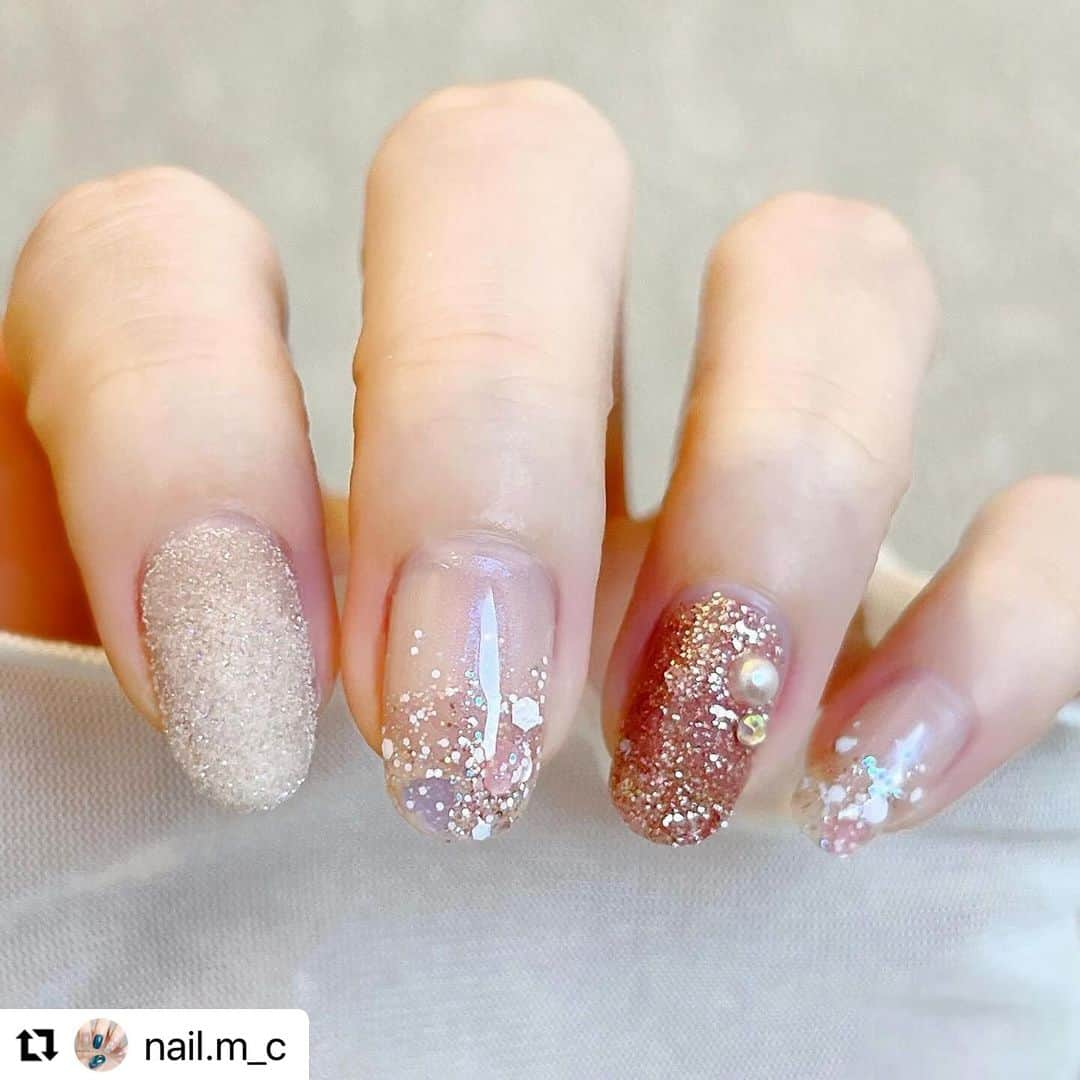 【PLANET NAIL（プラネット ネイル）】公式さんのインスタグラム写真 - (【PLANET NAIL（プラネット ネイル）】公式Instagram)「✰✰✰✰✰✰✰✰✰✰✰✰ PLANET Girl🪐 @nail.m_c さま♡  PLH01 ヌーディアース PLH03 アッシュサタン PLB07 点描天体のアレゴリー PLB18 星屑シャングリラ PLB36 ベガの鼓動  PlanetNailをふんだんに使った たまらなく贅沢&キュートなネイルデザインを ご紹介します🥺🩷✨ ╍ ╍ ╍ ╍ ╍ ╍ ╍ ╍ ╍ ╍ ╍ ╍ ╍  ⬇︎使用したネイルの名前は下に書いてます⬇︎  No.186 🩷🩵🤍💜  *𓂃 𓈒𓏸𑁍  𝙉𝘼𝙄𝙇 𝙂𝙊𝙊𝘿𝙎*𓂃 𓈒𓏸𑁍   a.PLANET NAIL #ヌーディアース PLH01 b.PLANET NAIL #アッシュサタン PLH03 c.PLANET NAIL #点描天体のアレゴリー PLB07 d.PLANET NAIL #星屑シャングリラ PLB18 e.PLANET NAIL #ベガの鼓動 PLB36 f.半円パール（ネット購入） g.Seria メタルパーツ メタルミックス h.DAISO グリッター6Pセット Pink  *𓂃 𓈒𓏸𑁍 *𓂃 𓈒𓏸𑁍 *𓂃 𓈒𓏸𑁍  . . . PLANET Girlに決まって ずーっとやってみたかった ポリッシュはPLANET NAILだけのアレンジができました✧*｡ 私の普段のネイルデザインだと なかなかラメ系のネイルオンリーのデザインが 思いつかなかったのですが、 この度アイディアが降ってきました✩°̥࿐  ラメ系ネイルですが 落ち着きのあるラメなので 会社によってはオフィスネイルにも なると思います♡*゜ . . . おすすめネイルカラーなど 【LIPS】まっこ＊self nail に載せています𓂃◌𓈒𓐍 𓈒 よかったら見てください𖤣𖥧𖥣𖡡𖥧𖤣  #planetnail #プラネットネイル #ラメネイル #ラメネイル部#きらきらネイル #ハートネイル #グラデーションネイル #ピンクネイル #ベルベットネイル #オフィスネイル #大人ネイル #大人かわいいネイル #セルフネイル #selfnail #ネイルデザイン #ネイルポリッシュ #ラメグラデーション #ショートネイル」11月16日 11時11分 - planet.jp