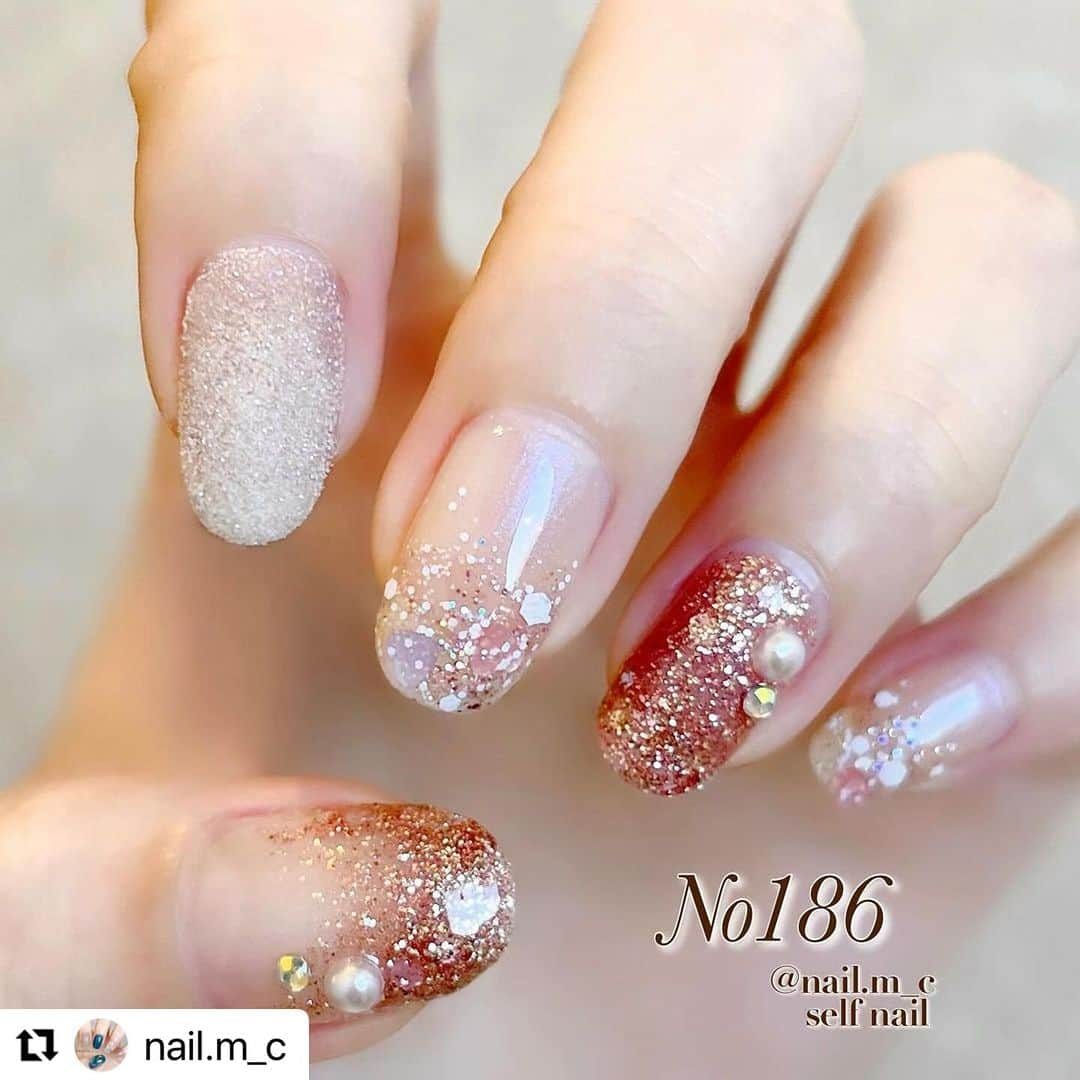 【PLANET NAIL（プラネット ネイル）】公式さんのインスタグラム写真 - (【PLANET NAIL（プラネット ネイル）】公式Instagram)「✰✰✰✰✰✰✰✰✰✰✰✰ PLANET Girl🪐 @nail.m_c さま♡  PLH01 ヌーディアース PLH03 アッシュサタン PLB07 点描天体のアレゴリー PLB18 星屑シャングリラ PLB36 ベガの鼓動  PlanetNailをふんだんに使った たまらなく贅沢&キュートなネイルデザインを ご紹介します🥺🩷✨ ╍ ╍ ╍ ╍ ╍ ╍ ╍ ╍ ╍ ╍ ╍ ╍ ╍  ⬇︎使用したネイルの名前は下に書いてます⬇︎  No.186 🩷🩵🤍💜  *𓂃 𓈒𓏸𑁍  𝙉𝘼𝙄𝙇 𝙂𝙊𝙊𝘿𝙎*𓂃 𓈒𓏸𑁍   a.PLANET NAIL #ヌーディアース PLH01 b.PLANET NAIL #アッシュサタン PLH03 c.PLANET NAIL #点描天体のアレゴリー PLB07 d.PLANET NAIL #星屑シャングリラ PLB18 e.PLANET NAIL #ベガの鼓動 PLB36 f.半円パール（ネット購入） g.Seria メタルパーツ メタルミックス h.DAISO グリッター6Pセット Pink  *𓂃 𓈒𓏸𑁍 *𓂃 𓈒𓏸𑁍 *𓂃 𓈒𓏸𑁍  . . . PLANET Girlに決まって ずーっとやってみたかった ポリッシュはPLANET NAILだけのアレンジができました✧*｡ 私の普段のネイルデザインだと なかなかラメ系のネイルオンリーのデザインが 思いつかなかったのですが、 この度アイディアが降ってきました✩°̥࿐  ラメ系ネイルですが 落ち着きのあるラメなので 会社によってはオフィスネイルにも なると思います♡*゜ . . . おすすめネイルカラーなど 【LIPS】まっこ＊self nail に載せています𓂃◌𓈒𓐍 𓈒 よかったら見てください𖤣𖥧𖥣𖡡𖥧𖤣  #planetnail #プラネットネイル #ラメネイル #ラメネイル部#きらきらネイル #ハートネイル #グラデーションネイル #ピンクネイル #ベルベットネイル #オフィスネイル #大人ネイル #大人かわいいネイル #セルフネイル #selfnail #ネイルデザイン #ネイルポリッシュ #ラメグラデーション #ショートネイル」11月16日 11時11分 - planet.jp