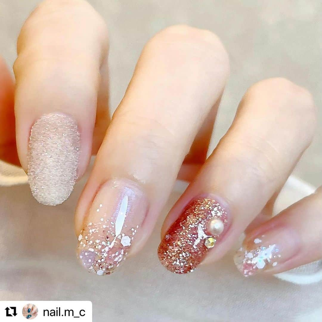 【PLANET NAIL（プラネット ネイル）】公式さんのインスタグラム写真 - (【PLANET NAIL（プラネット ネイル）】公式Instagram)「✰✰✰✰✰✰✰✰✰✰✰✰ PLANET Girl🪐 @nail.m_c さま♡  PLH01 ヌーディアース PLH03 アッシュサタン PLB07 点描天体のアレゴリー PLB18 星屑シャングリラ PLB36 ベガの鼓動  PlanetNailをふんだんに使った たまらなく贅沢&キュートなネイルデザインを ご紹介します🥺🩷✨ ╍ ╍ ╍ ╍ ╍ ╍ ╍ ╍ ╍ ╍ ╍ ╍ ╍  ⬇︎使用したネイルの名前は下に書いてます⬇︎  No.186 🩷🩵🤍💜  *𓂃 𓈒𓏸𑁍  𝙉𝘼𝙄𝙇 𝙂𝙊𝙊𝘿𝙎*𓂃 𓈒𓏸𑁍   a.PLANET NAIL #ヌーディアース PLH01 b.PLANET NAIL #アッシュサタン PLH03 c.PLANET NAIL #点描天体のアレゴリー PLB07 d.PLANET NAIL #星屑シャングリラ PLB18 e.PLANET NAIL #ベガの鼓動 PLB36 f.半円パール（ネット購入） g.Seria メタルパーツ メタルミックス h.DAISO グリッター6Pセット Pink  *𓂃 𓈒𓏸𑁍 *𓂃 𓈒𓏸𑁍 *𓂃 𓈒𓏸𑁍  . . . PLANET Girlに決まって ずーっとやってみたかった ポリッシュはPLANET NAILだけのアレンジができました✧*｡ 私の普段のネイルデザインだと なかなかラメ系のネイルオンリーのデザインが 思いつかなかったのですが、 この度アイディアが降ってきました✩°̥࿐  ラメ系ネイルですが 落ち着きのあるラメなので 会社によってはオフィスネイルにも なると思います♡*゜ . . . おすすめネイルカラーなど 【LIPS】まっこ＊self nail に載せています𓂃◌𓈒𓐍 𓈒 よかったら見てください𖤣𖥧𖥣𖡡𖥧𖤣  #planetnail #プラネットネイル #ラメネイル #ラメネイル部#きらきらネイル #ハートネイル #グラデーションネイル #ピンクネイル #ベルベットネイル #オフィスネイル #大人ネイル #大人かわいいネイル #セルフネイル #selfnail #ネイルデザイン #ネイルポリッシュ #ラメグラデーション #ショートネイル」11月16日 11時11分 - planet.jp