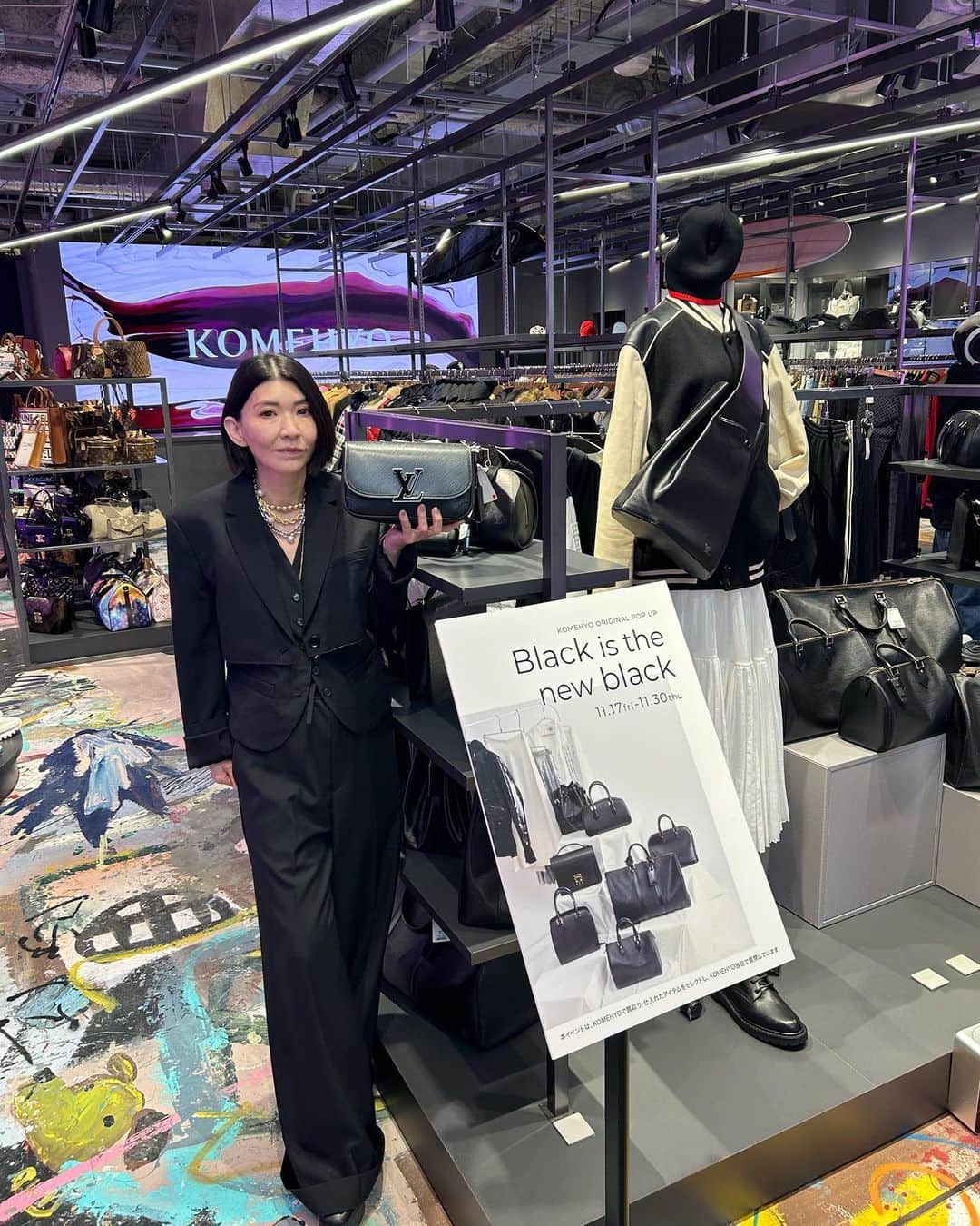 白幡啓のインスタグラム：「完成✨✨ 本日プレスプレビューが行われた KOMEHYO SHIBUYA @komehyo_neo  沢山のメディアの方々が 一階から四階までの"イマーカコーミライ" とテーマ付けされた各フロアをコメヒョウさんのアテンドで回られていました❣️ 私が担当するVUITTONのエピシリーズにフィーチャーしたポップアップ 『BLACK IS THE NEW BLACK』は "イマ" をクローズアップしたエントランスの1階フロアです😊😊 床に壁に至る所に、今の渋谷を題材に描かれたアートは、街、人、ファッション、動物、植物、空などがひしめき合い 作品のスケールの大きさに圧倒されます❤️ そして商品のバリエーションも豊富なこと😍お店に行くたびにあれもこれも欲しくな っちゃう😆 一点一点に物語があり、それを想像しながらまさに"出会って"しまう お買い物が楽しめます✨🙏 ⁡ グランドオープンは 11月17日の金曜日　朝から混み合うことが予想されますのでしっかりと スケジュールを組んでお買い物下さいませ🙏🙏 ⁡ ⁡ ⁡ ハッシュタグ： #出会ってしまった #komehyo_shibuya #コメ兵渋谷 #渋谷買取 #pr ⁡ メンション： @komehyo_neo」