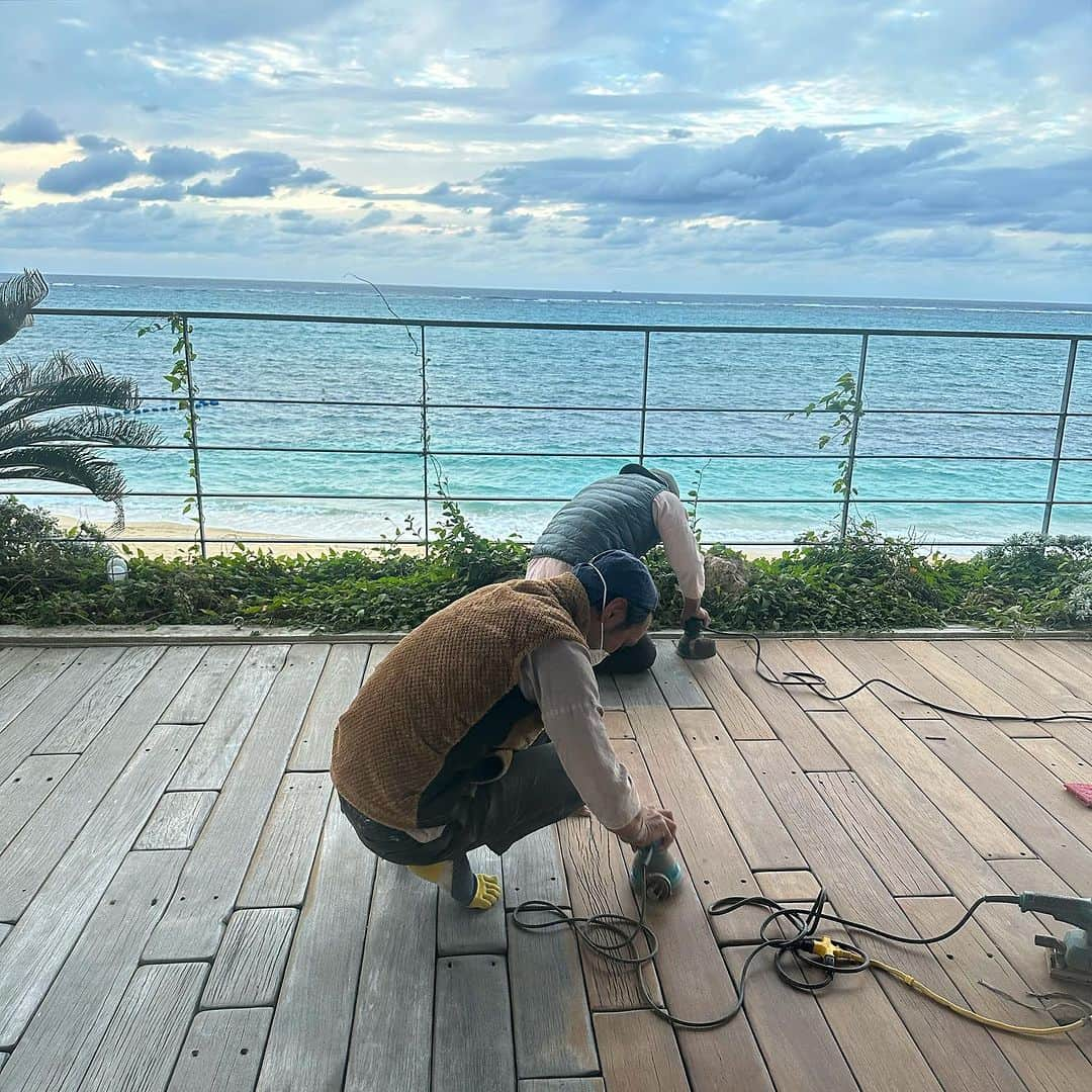 田中律子のインスタグラム：「我が家のテラスメンテナンス✨  太陽と潮風で🌞🌊最強のアイアンウッドでもやはり傷みます💦 テラスを作ってくれたカズくん　@kazunori_mitsudome めちゃくちゃ硬いアイアンウッドにヤスリをかけて表面削って、柿渋を塗ってから蜜蝋塗ってもらってピカピカ✨  綺麗に生まれ変わった我が家のテラス👏🏼これ普通のウッドデッキだったら大変だった😫アイアンウッドで作ってもらって大正解🙌🏼  裸足で歩くとツルツルで、めちゃくちゃ気持ちいいんです❤️お気に入りのテラス、カズくん、いつもありがとーーー🙏🙏🙏  #okinawa  #okinawalife  #beachlife  #テラスメンテナンス  #アイアンウッド  #柿渋染め  #蜜蝋  #天然素材  #裸足が気持ちいい」