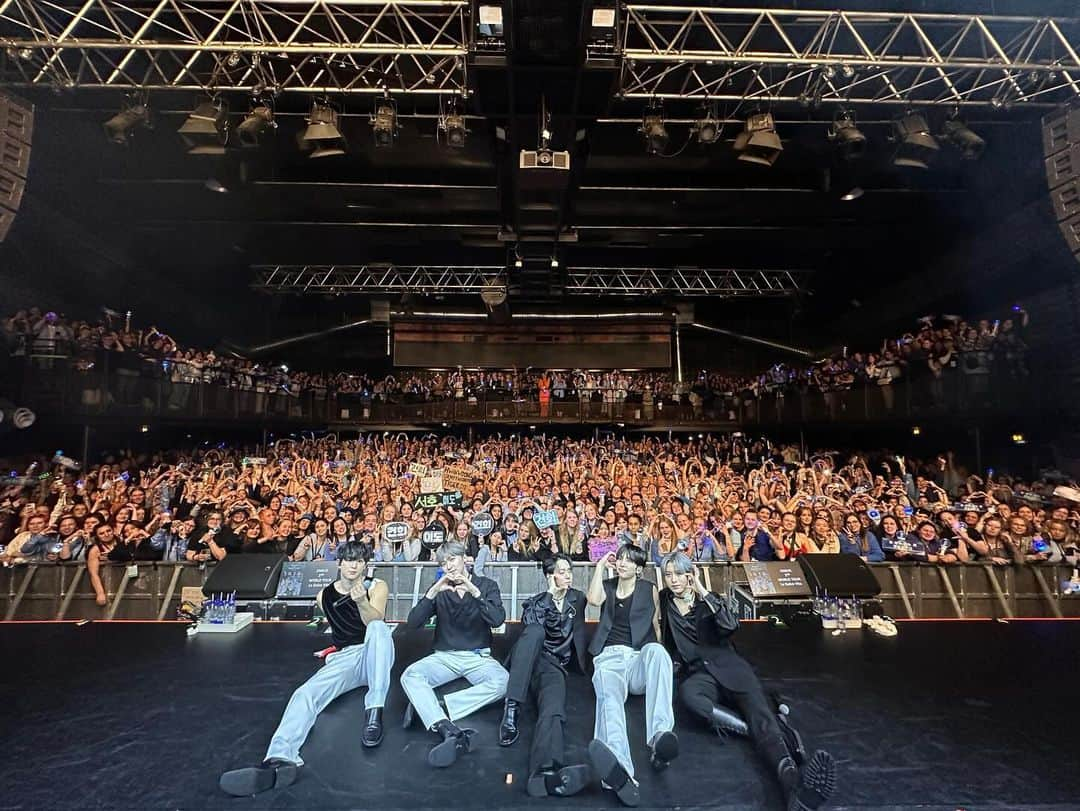 ONEUSのインスタグラム：「. [#원어스]  💙 ONEUS 2ND WORLD TOUR  [La Dolce Vita] in COPENHAGEN 💙  유럽 투어의 막공까지 무사히 완료💪 마지막까지 원어스에게 넘치는 응원을 선물해 준 코펜하겐 투문 감사합니다❤️  Successfully completed the last performance of the Europe tour💪 Overflowing support for ONEUS until the end Thank you COPENHAGEN TOMOON for the gift❤️  #ONEUS #La_Dolce_Vita  #ONEUSWorldTour #2ndWorldTour  #ONEUSinCOPENHAGEN」