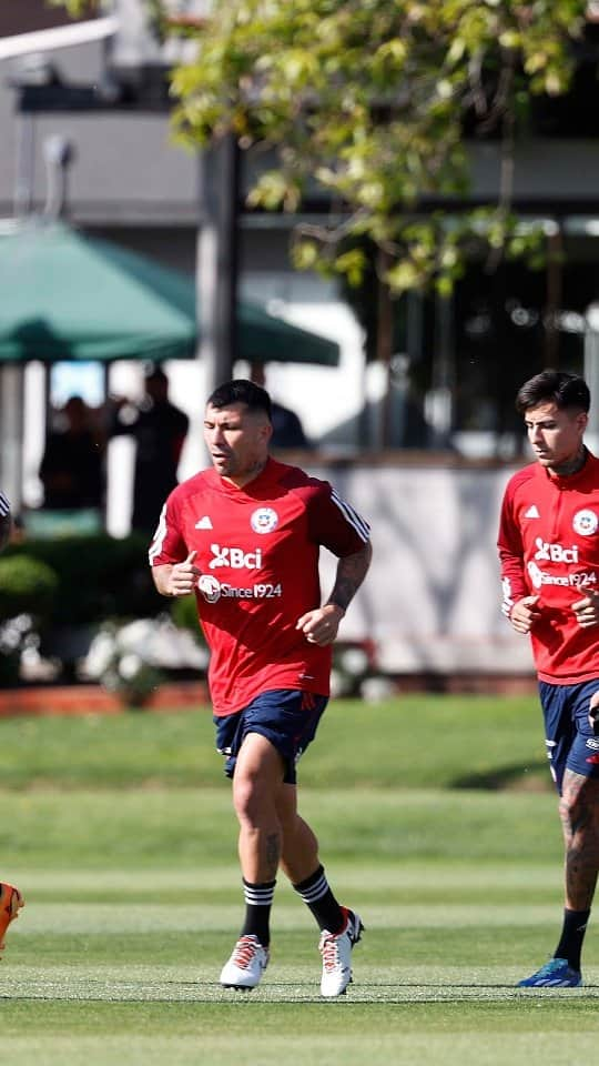 サッカーチリ代表チームのインスタグラム：「💯 ¡#LaRoja 🇨🇱 ya está lista para enfrentar mañana a Paraguay 🇵🇾!  ☑️ Hoy la Selección Chilena realizó su último entrenamiento de cara al vital partido que se disputará a las 21:30 horas en el 🏟️ Monumental.  😉 ¡Contamos con tu apoyo!  📽️ Francisco Mendoza  #SomosLaRoja #SoyLaRoja」