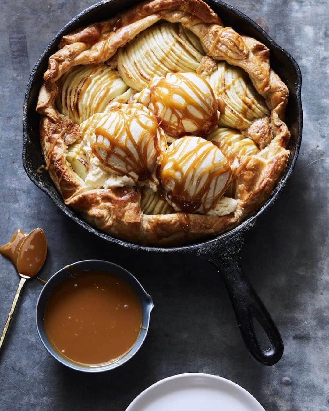 Gaby Dalkinさんのインスタグラム写真 - (Gaby DalkinInstagram)「3 of my fav Thanksgiving Desserts: Apple Crisp, Brown Butter Bourbon Pecan Pie and Puff Pastry Apple Galette! All of these and more on a mega Thanksgiving dessert round up on WGC and linked in my profile https://whatsgabycooking.com/15-epic-thanksgiving-desserts/」11月16日 11時15分 - whatsgabycookin