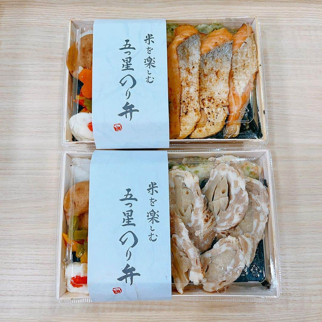 馬場典子のインスタグラム：「今日はお米を楽しむお弁当。 鮭も肉巻きもたっぷり‼️ スタイリストさんとシェアして贅沢弁当に😋  #グルメではなく食いしん坊 久々の #楽屋弁当 投稿 #馬場典子 #ばばちゃんネル」